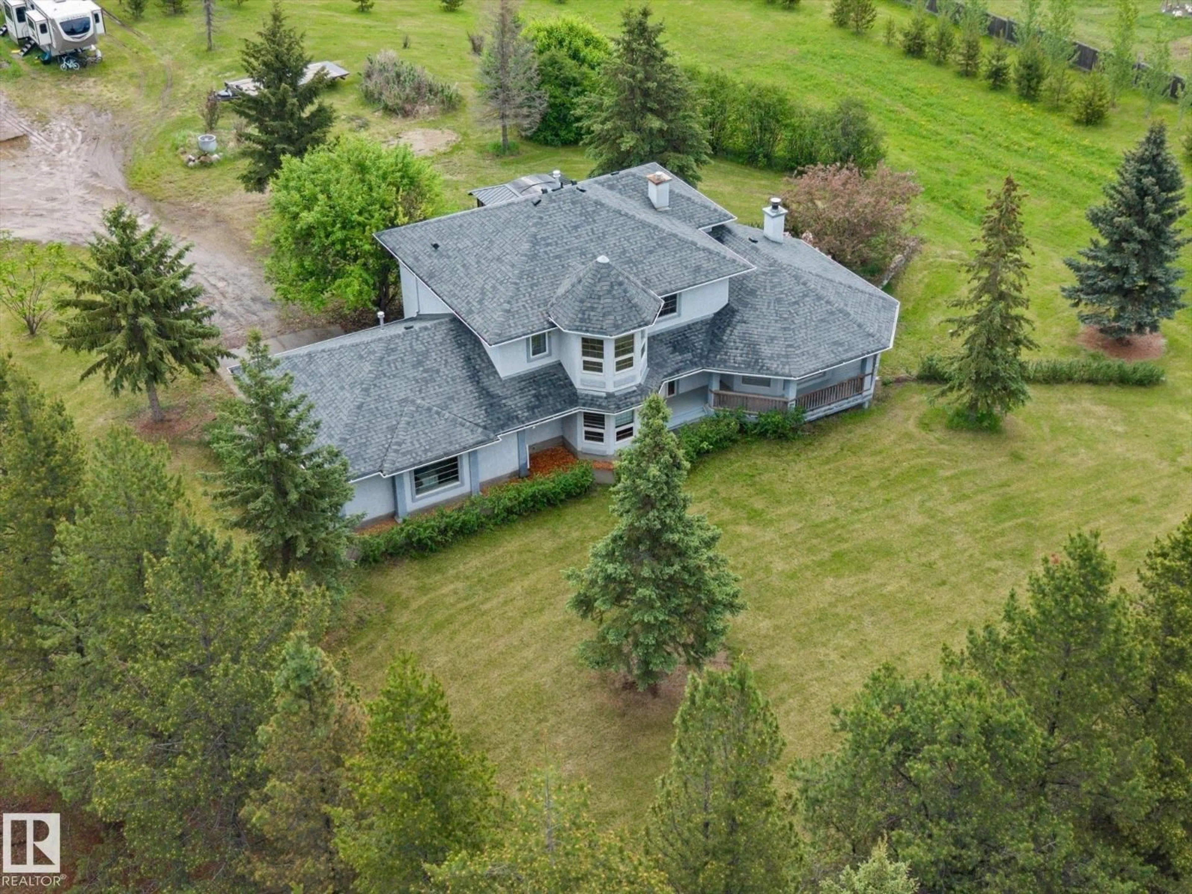 A pic from outside/outdoor area/front of a property/back of a property/a pic from drone, unknown for 53211 RR 13, Rural Parkland County Alberta T7Y0C1
