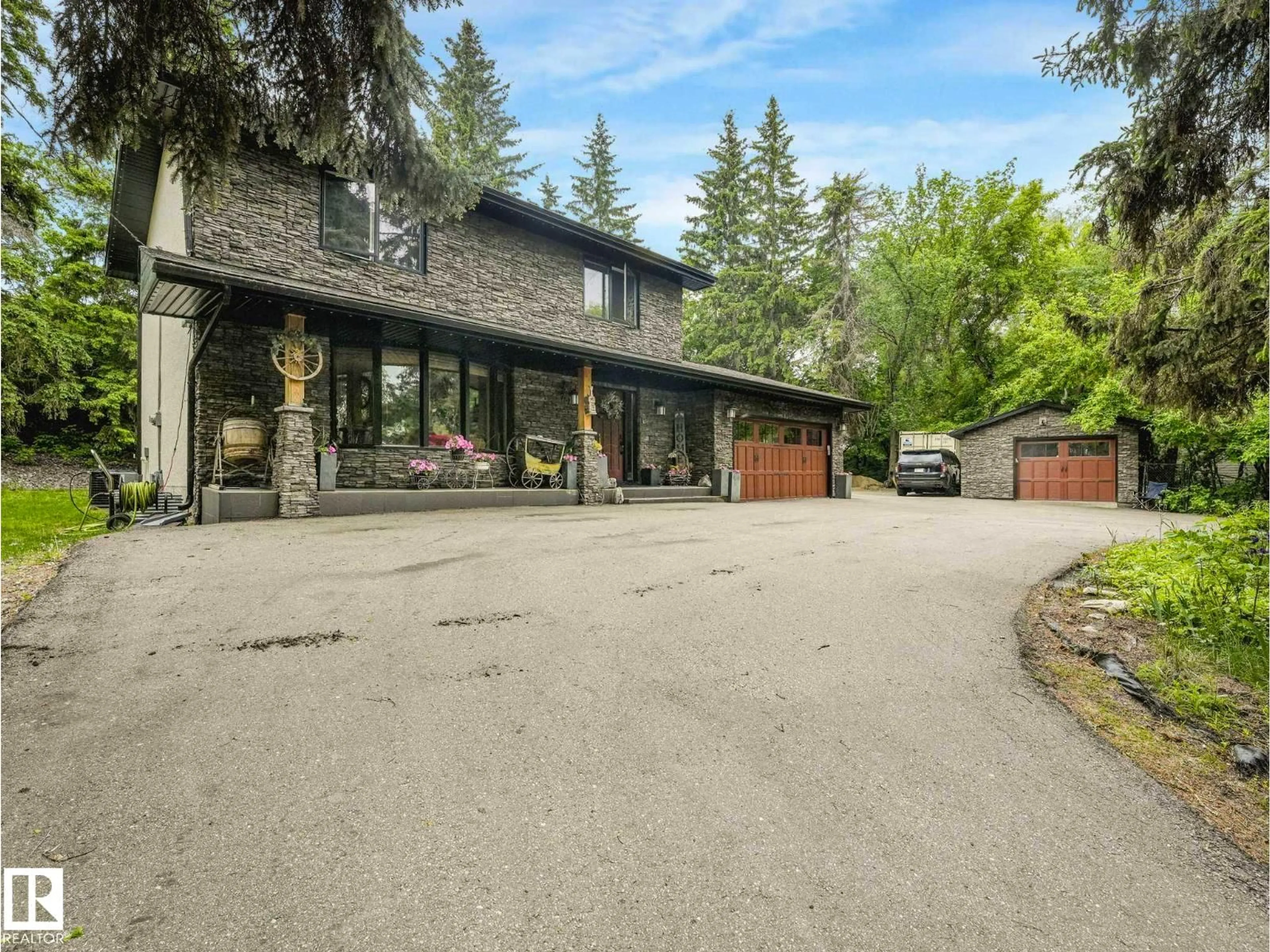 A pic from outside/outdoor area/front of a property/back of a property/a pic from drone, street for 24512 - 11 STURGEON RD, Rural Sturgeon County Alberta T8N1M9