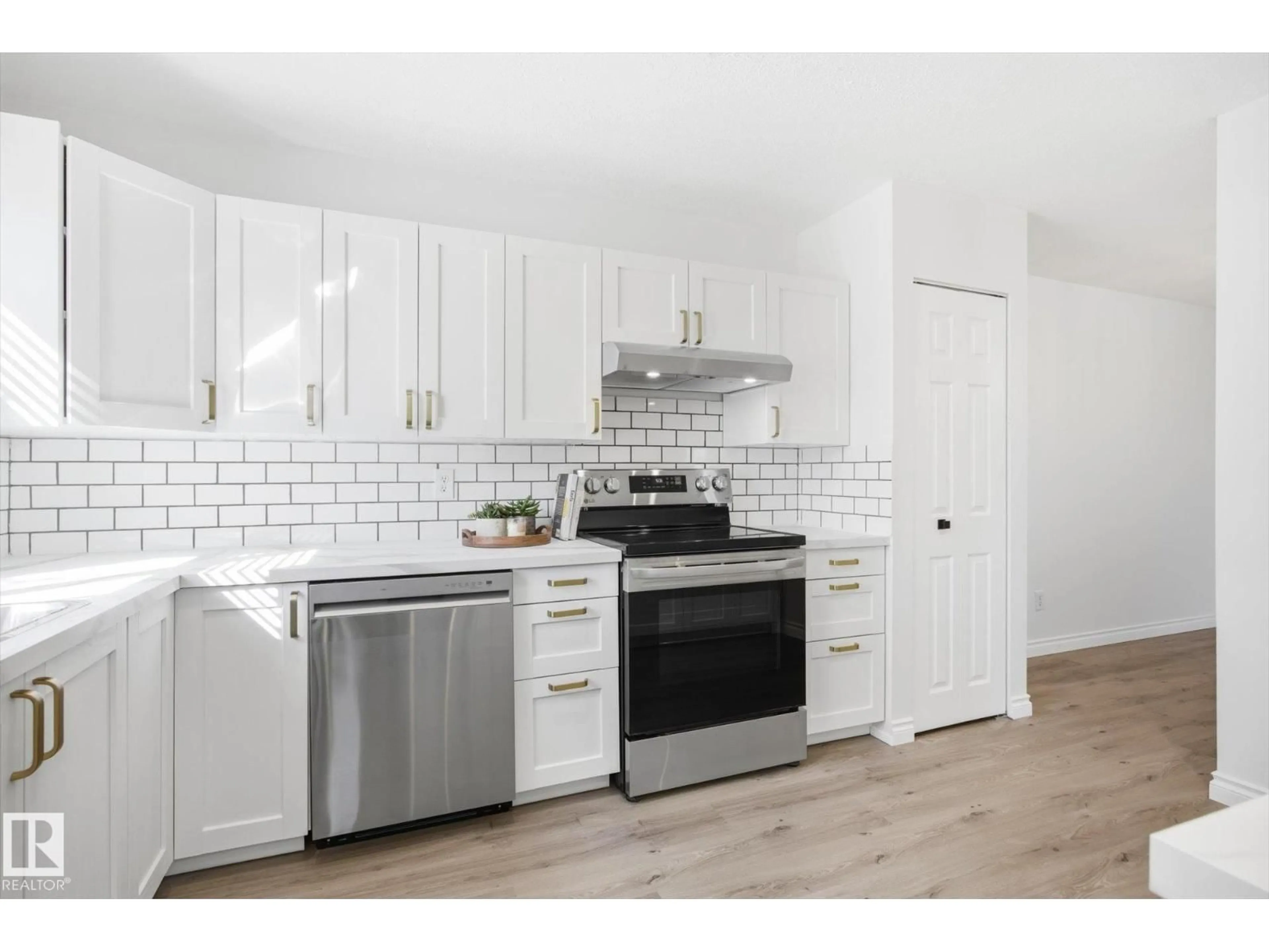 Open concept kitchen, unknown for 857 ERIN PL, Edmonton Alberta T5T1M6