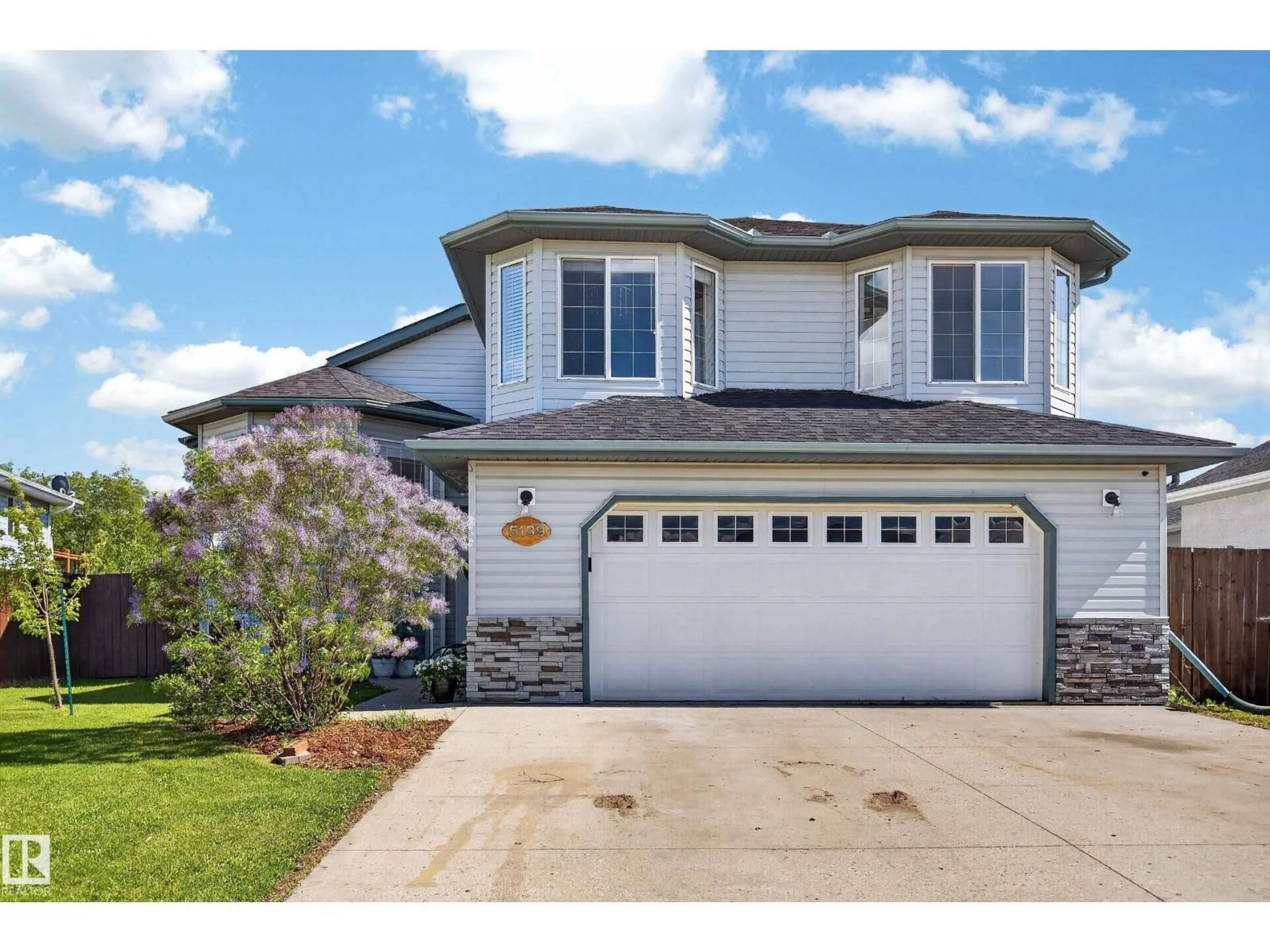 Home with vinyl exterior material, street for 5139 SPORTSVIEW DR, New Sarepta Alberta T0B3M0