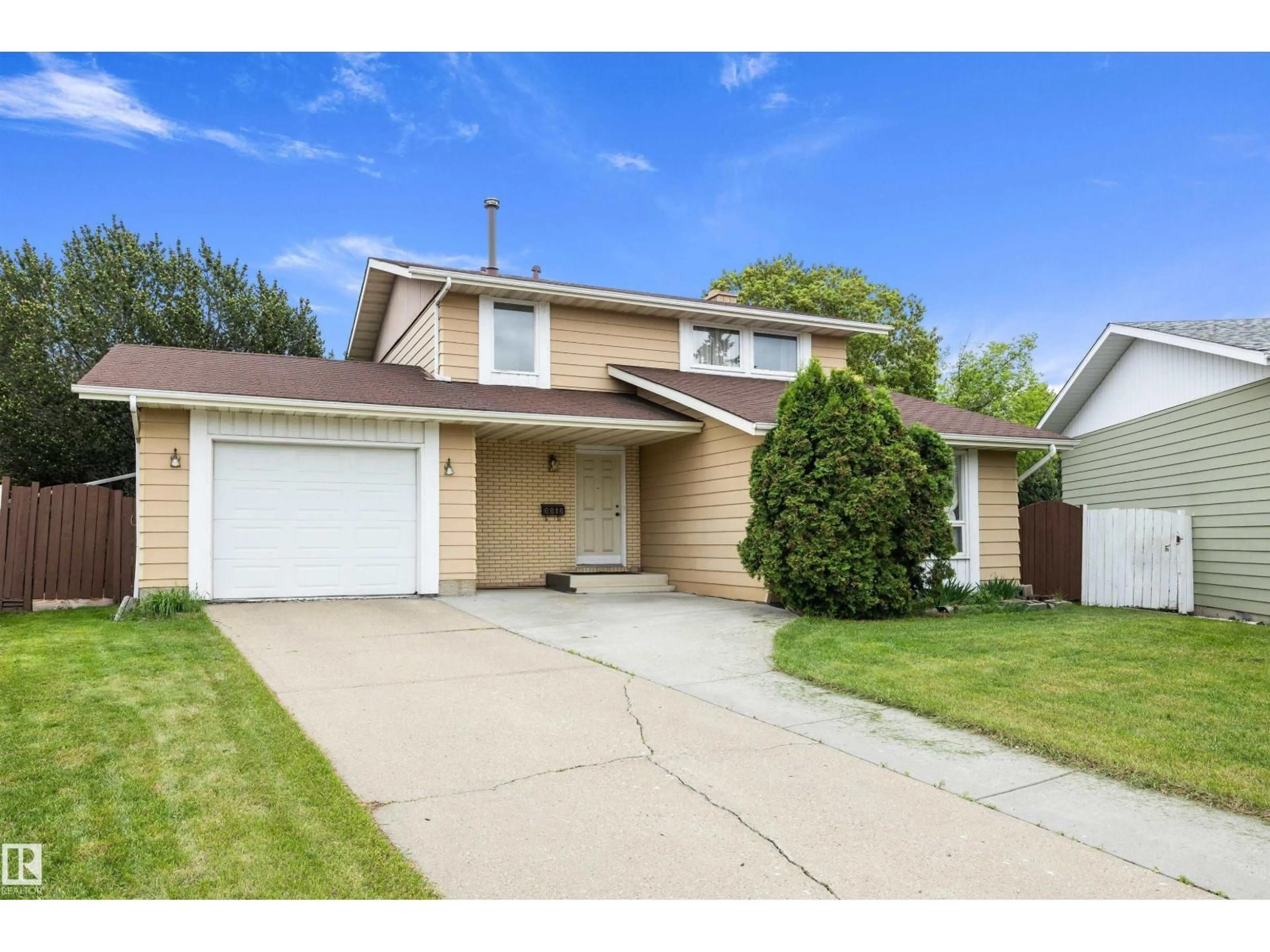 Home with vinyl exterior material, street for 6816 40 AV, Edmonton Alberta T6K1B4