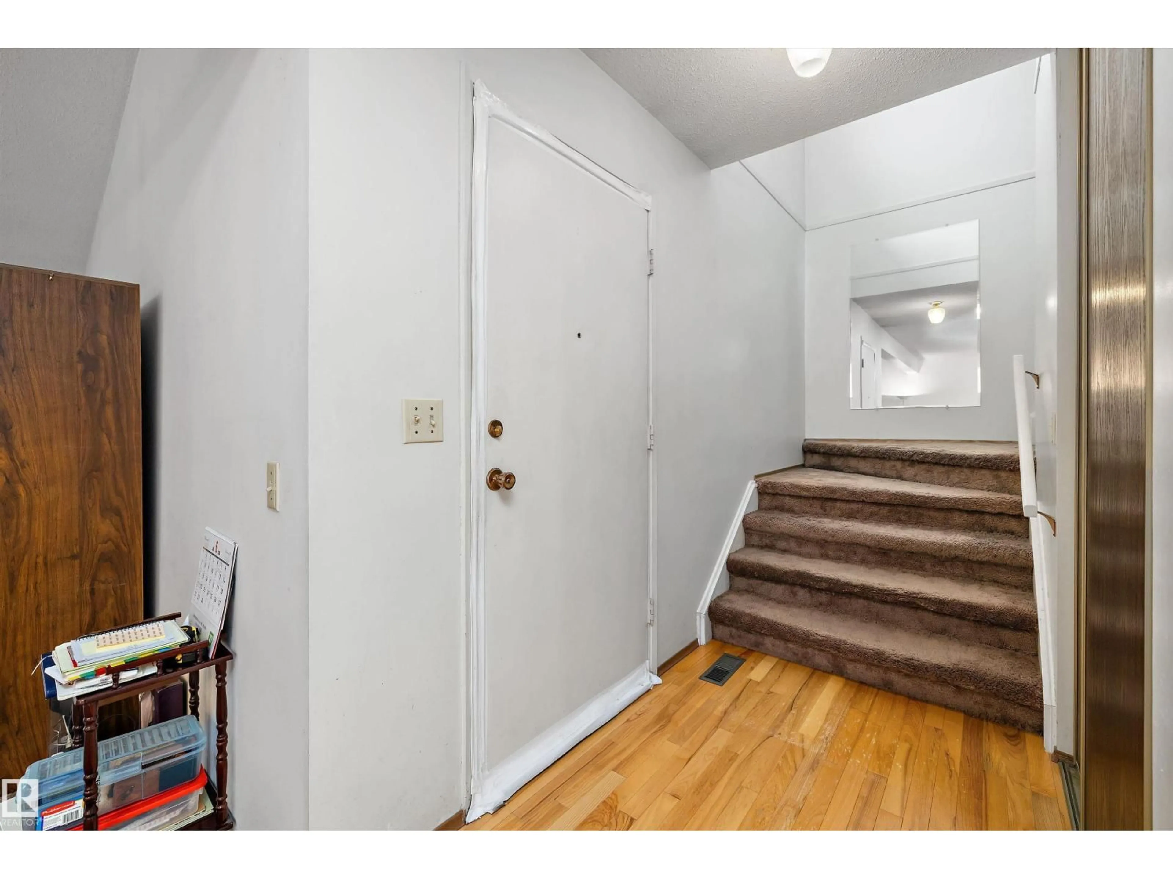 Indoor entryway for 6816 40 AV, Edmonton Alberta T6K1B4