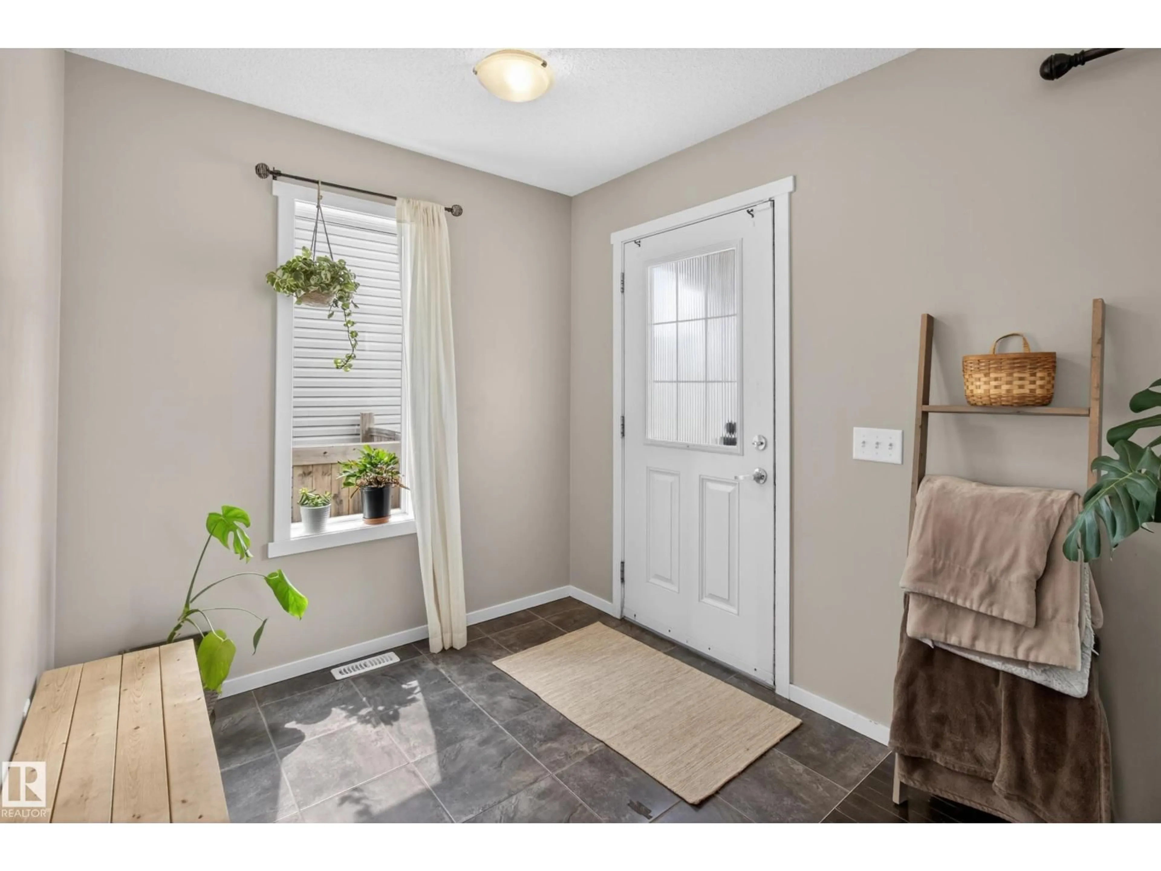 Indoor entryway for 3611 12 ST, Edmonton Alberta T6T0G1