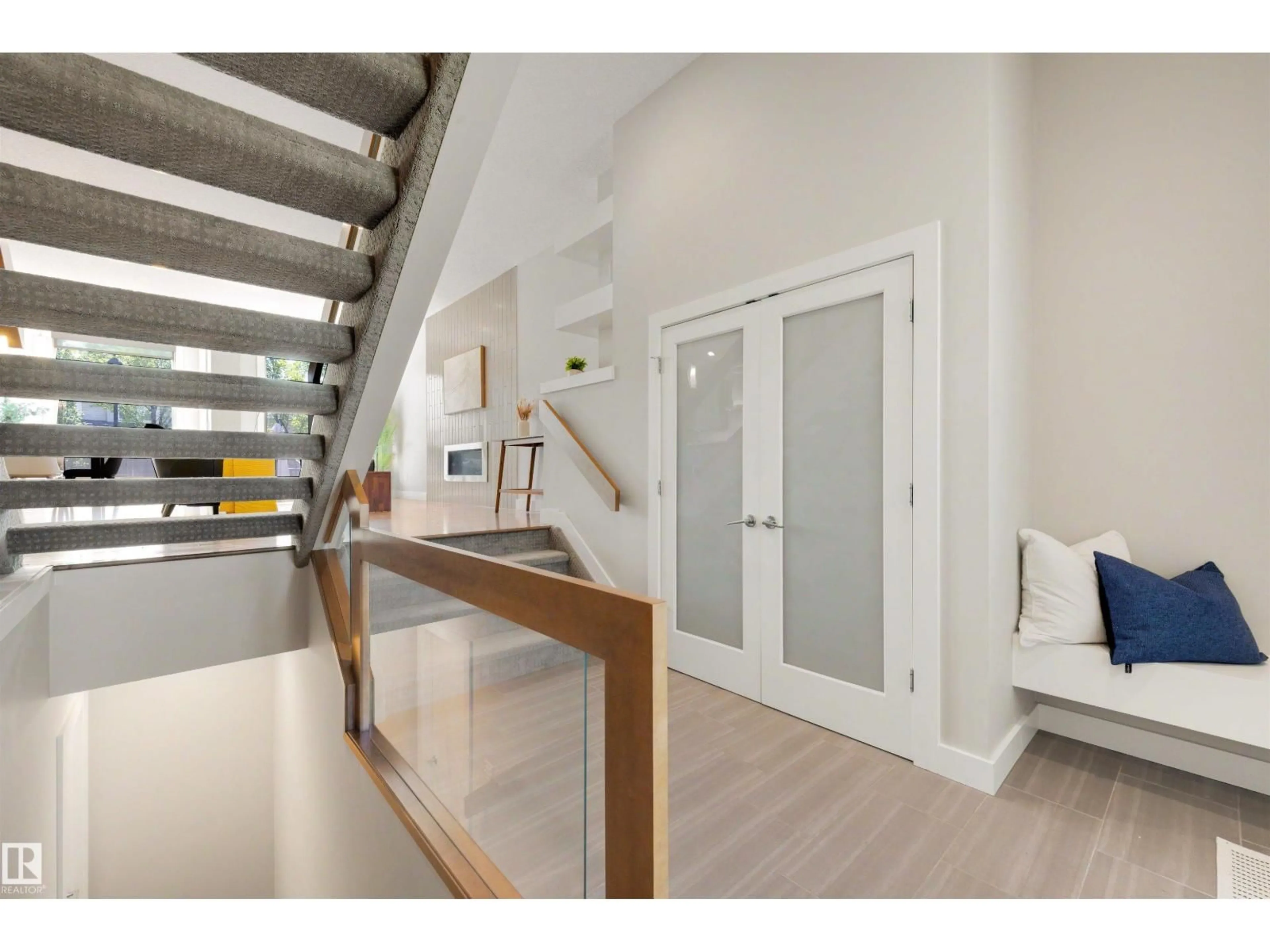 Indoor entryway for SW - 1979 AINSLIE LI, Edmonton Alberta T6W2M1