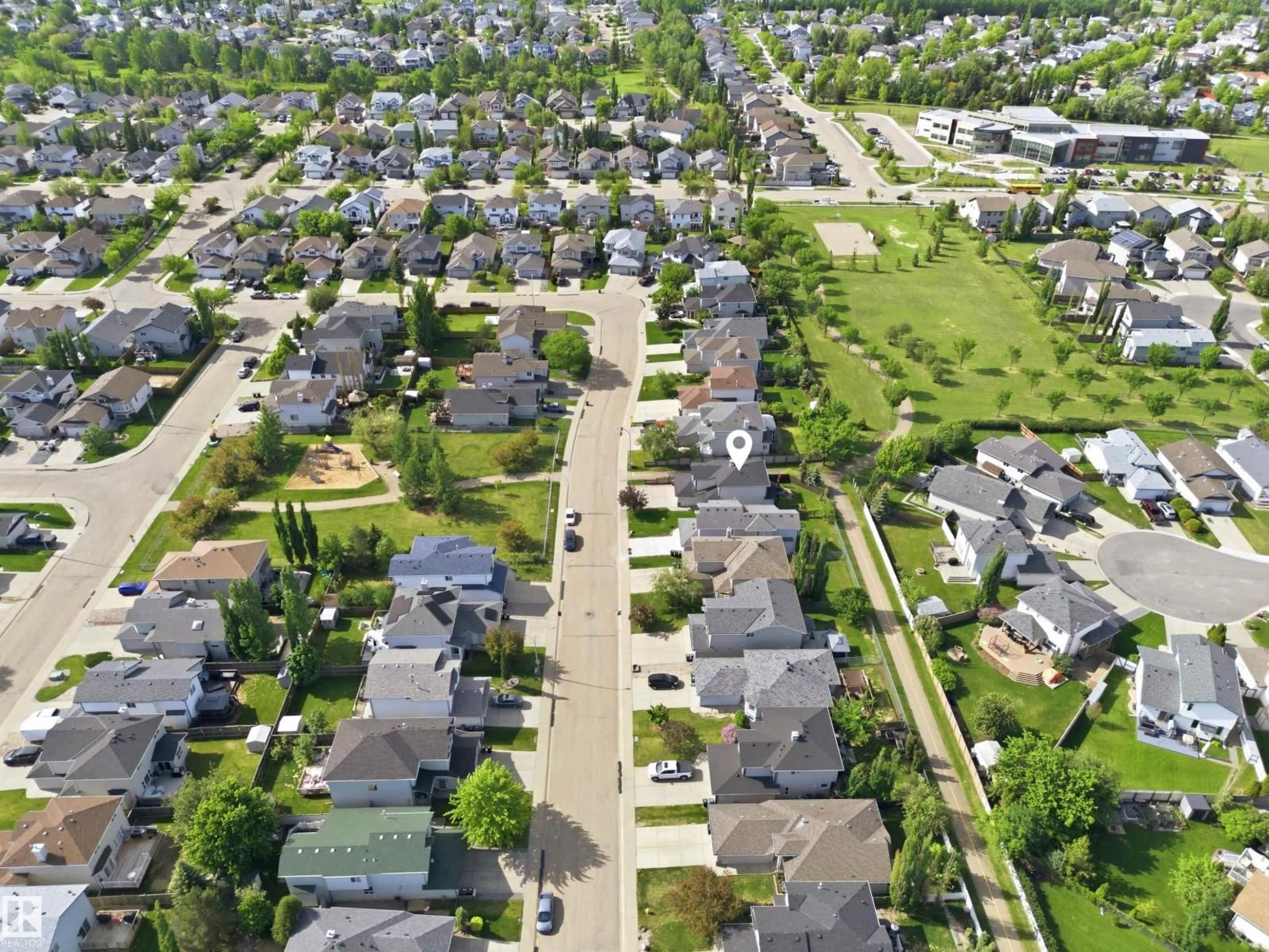 A pic from outside/outdoor area/front of a property/back of a property/a pic from drone, street for 162 SUNFLOWER CR, Sherwood Park Alberta T8H2N2