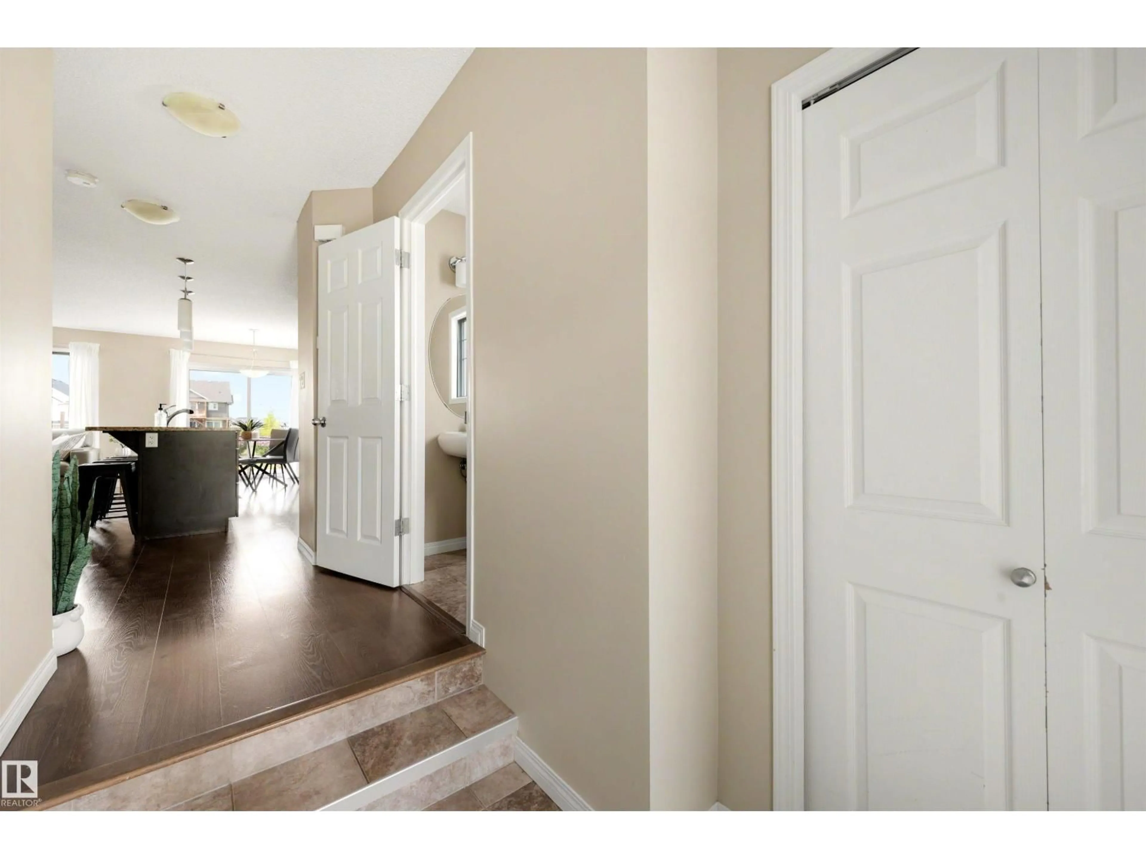 Indoor entryway for 2097 CHALMERS WY, Edmonton Alberta T6W2E9