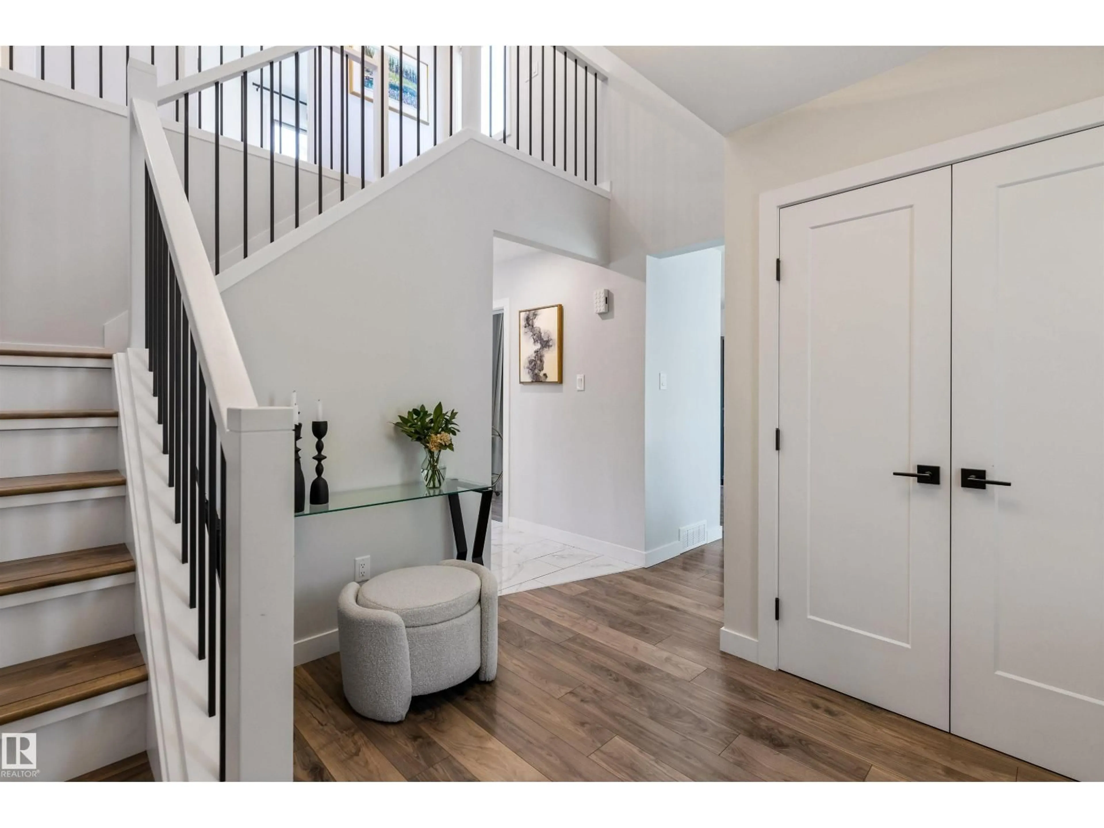 Indoor entryway for 98 LANGHOLM DR, St. Albert Alberta T8N4N6
