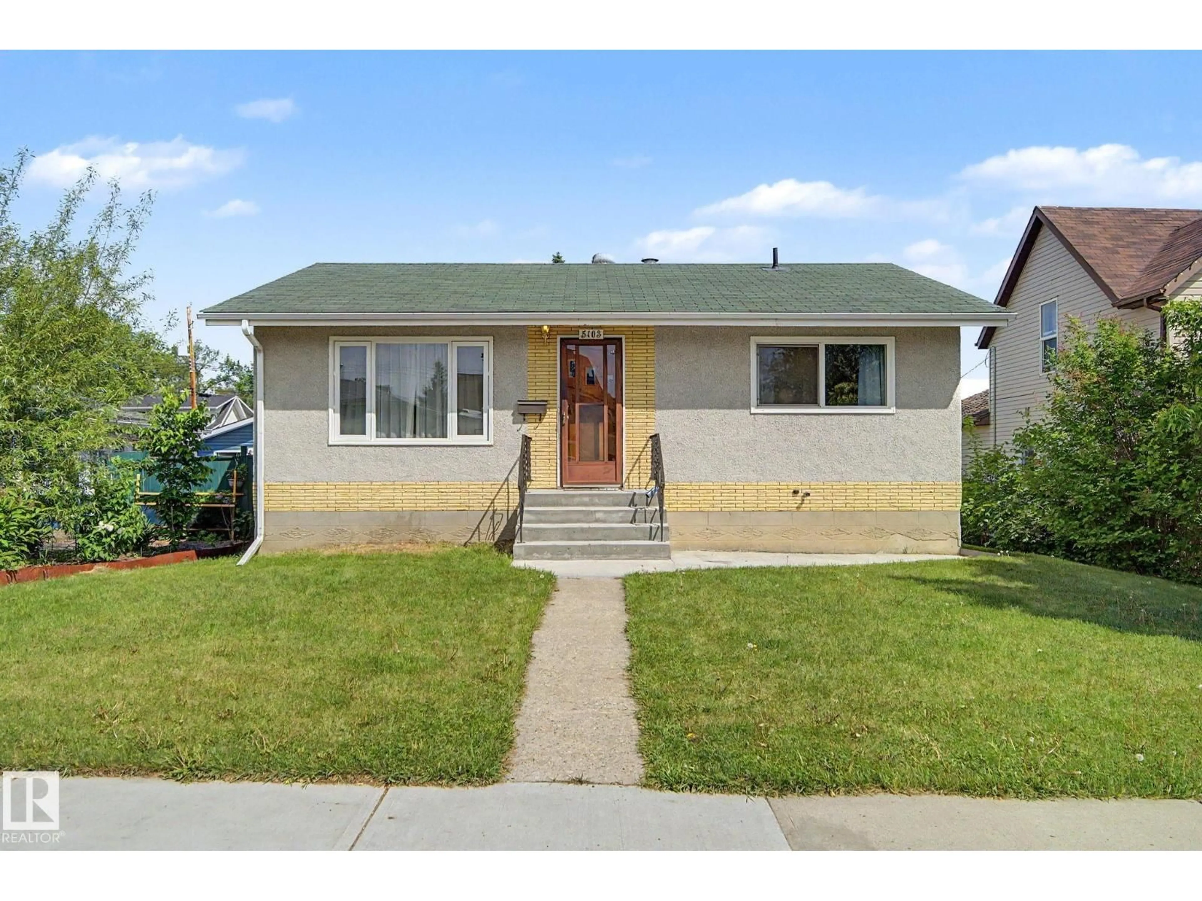 Home with vinyl exterior material, street for 5103 54 AV, Stony Plain Alberta T7Z1B8