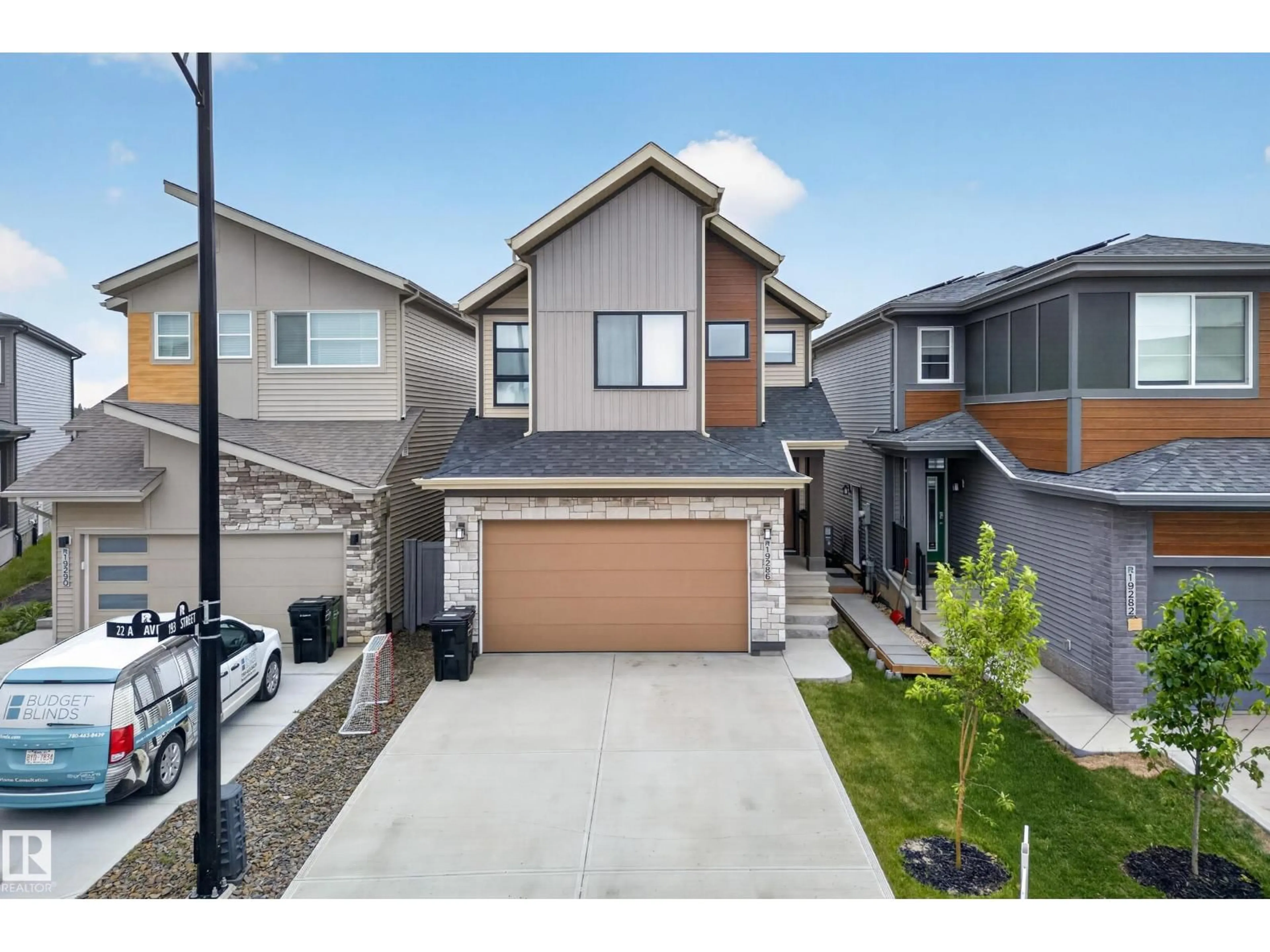 A pic from outside/outdoor area/front of a property/back of a property/a pic from drone, street for 19286 22A AV, Edmonton Alberta T6M1P8