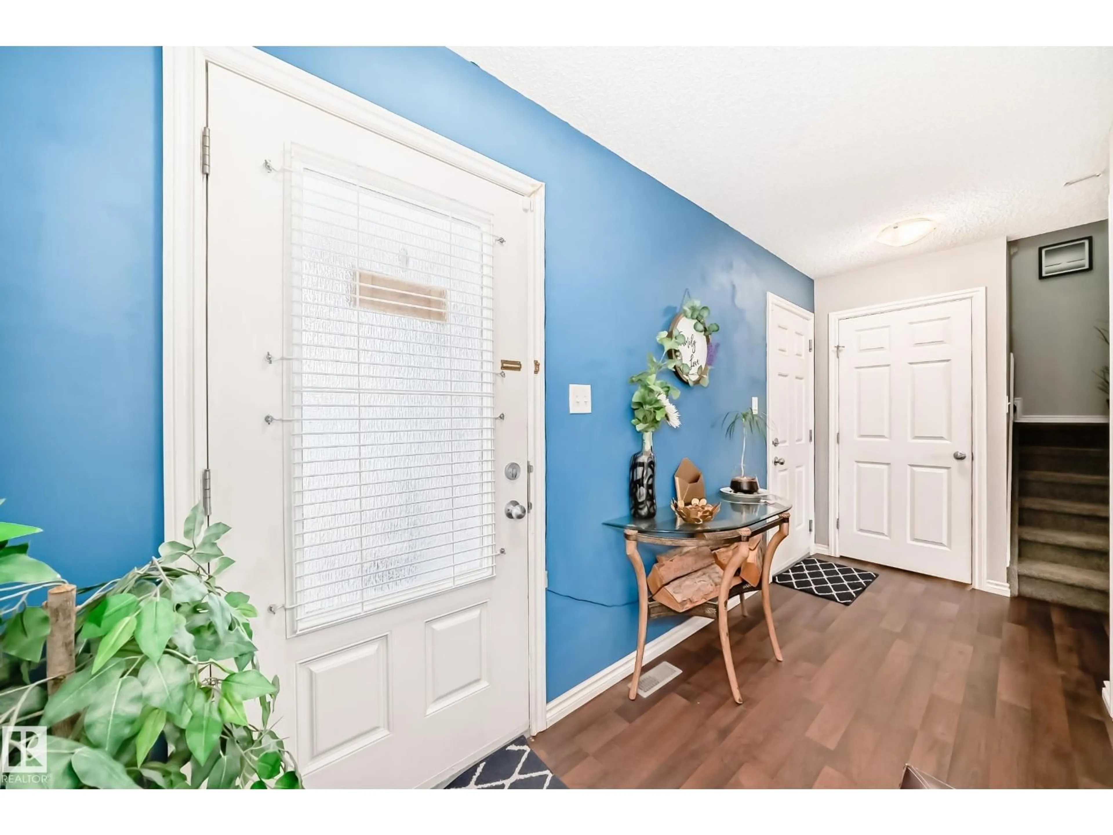Indoor entryway for 3734 9 ST, Edmonton Alberta T6T0S2