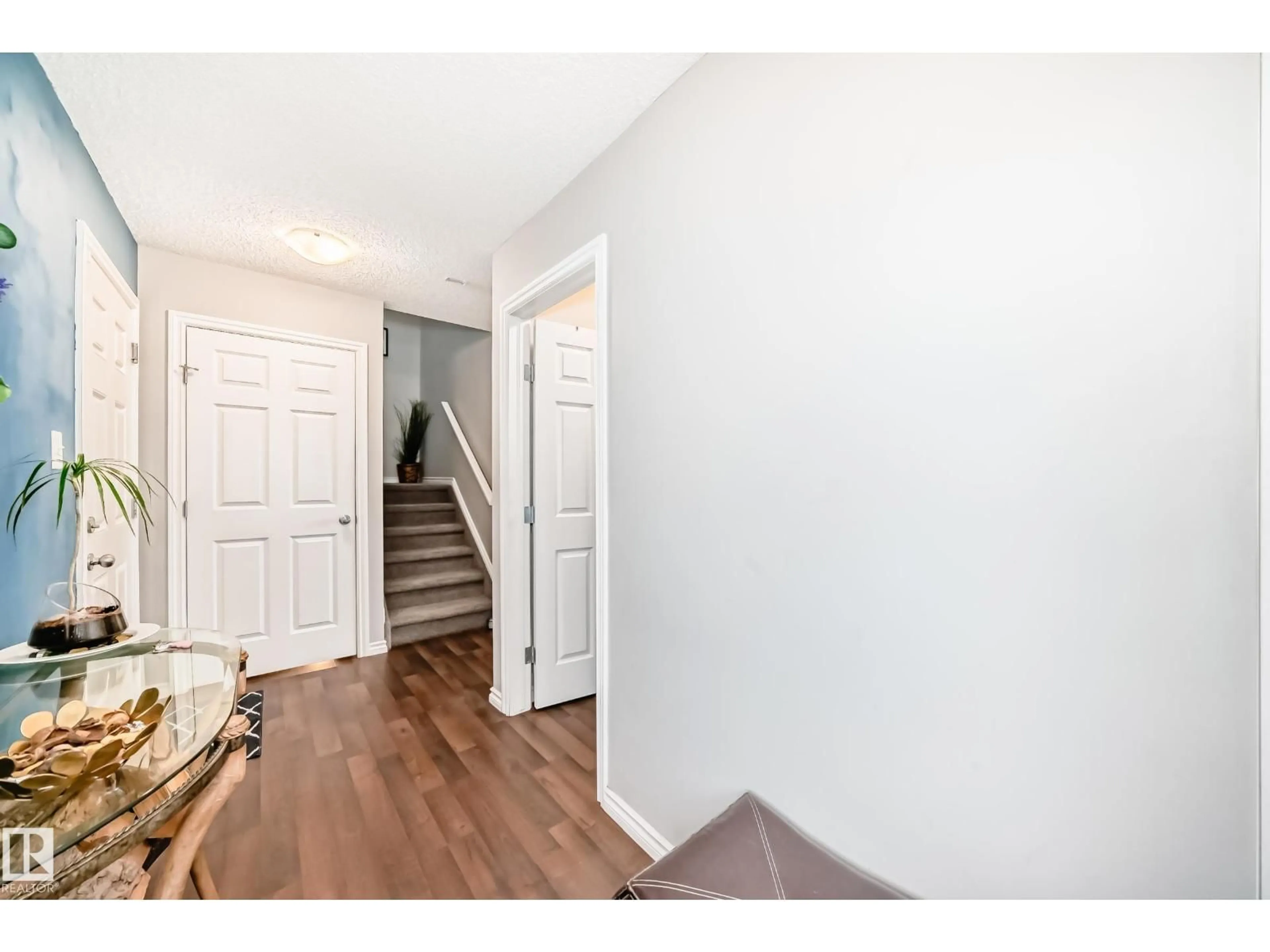 Indoor entryway for 3734 9 ST, Edmonton Alberta T6T0S2