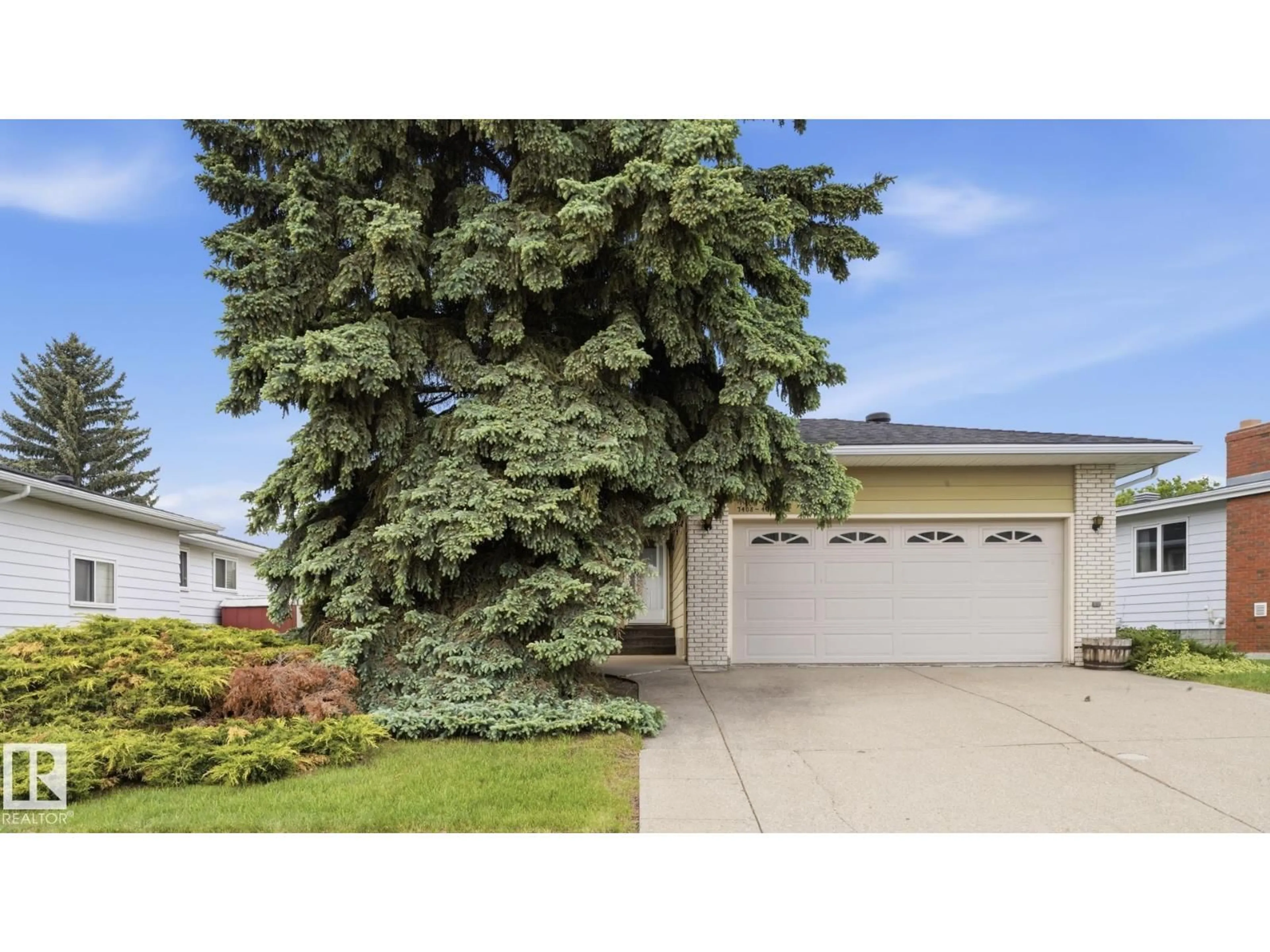 Home with vinyl exterior material, street for 7408 40 AV, Edmonton Alberta T6K0W9