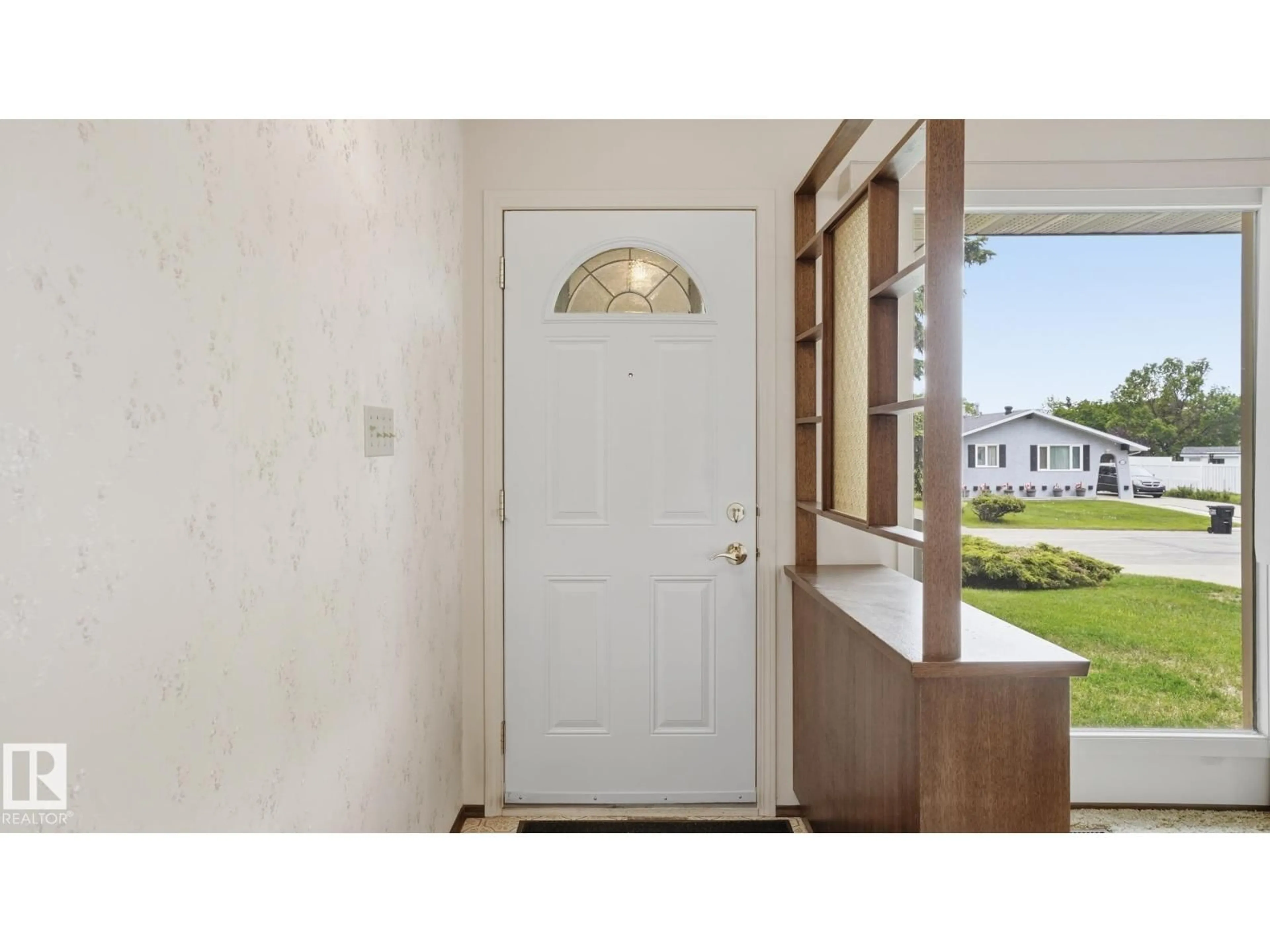 Indoor entryway for 7408 40 AV, Edmonton Alberta T6K0W9