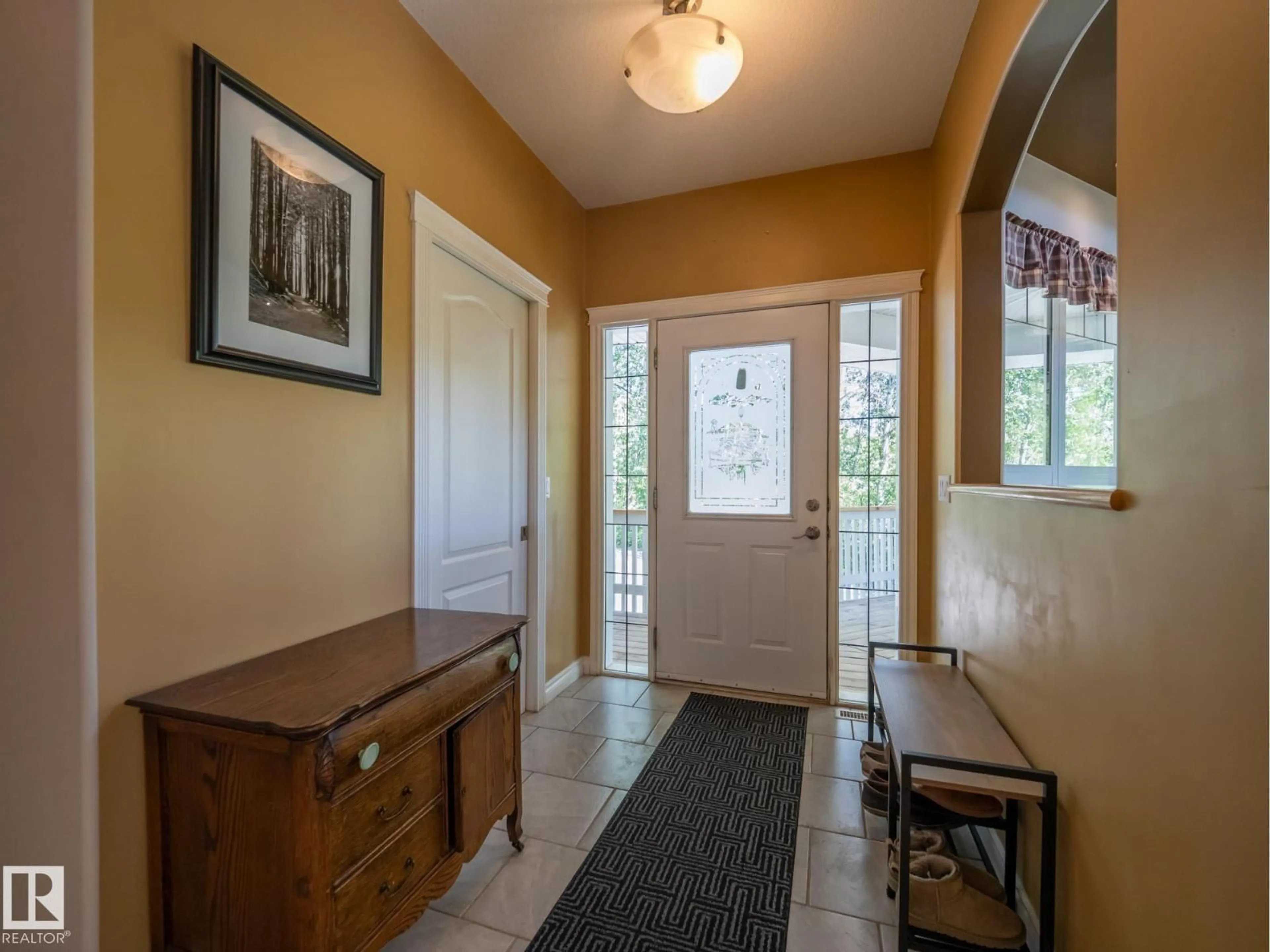 Indoor entryway for 43 54129 RGE ROAD 275, Rural Parkland County Alberta T7X3S4