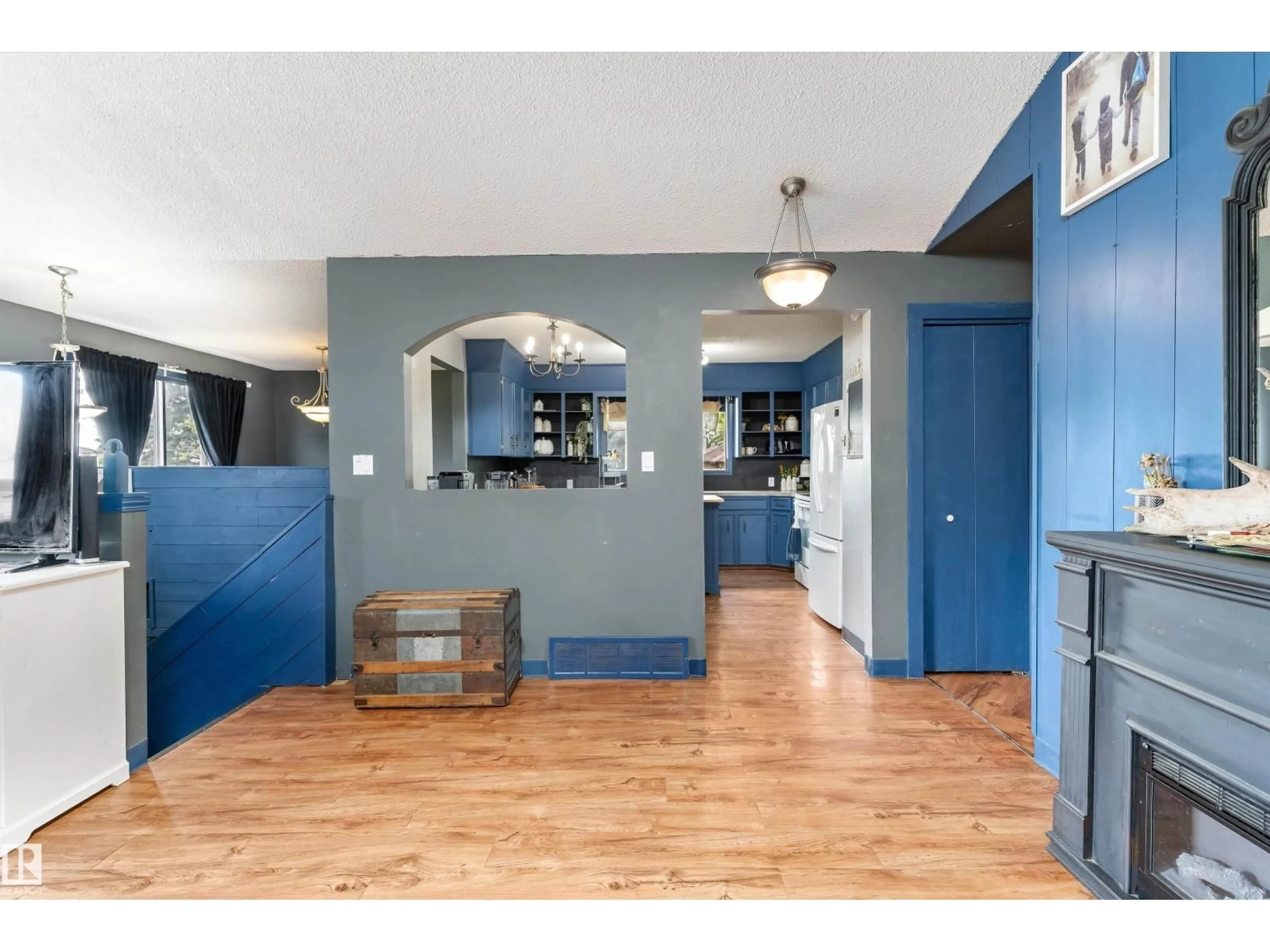 Indoor foyer for 14 2 AV S, Hay Lakes Alberta T0B1W0