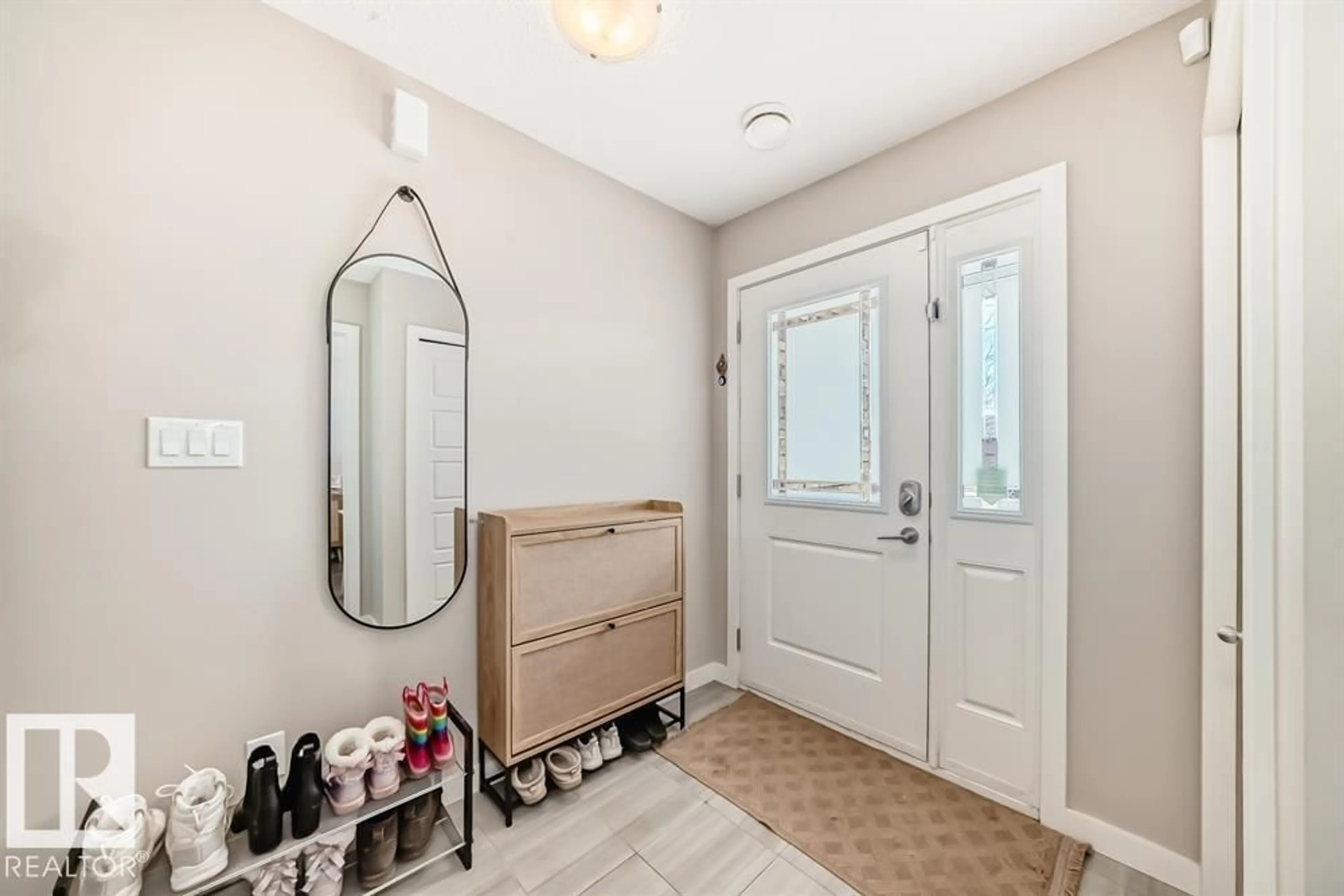 Indoor entryway for 3346 15A AV, Edmonton Alberta T6T0Y1