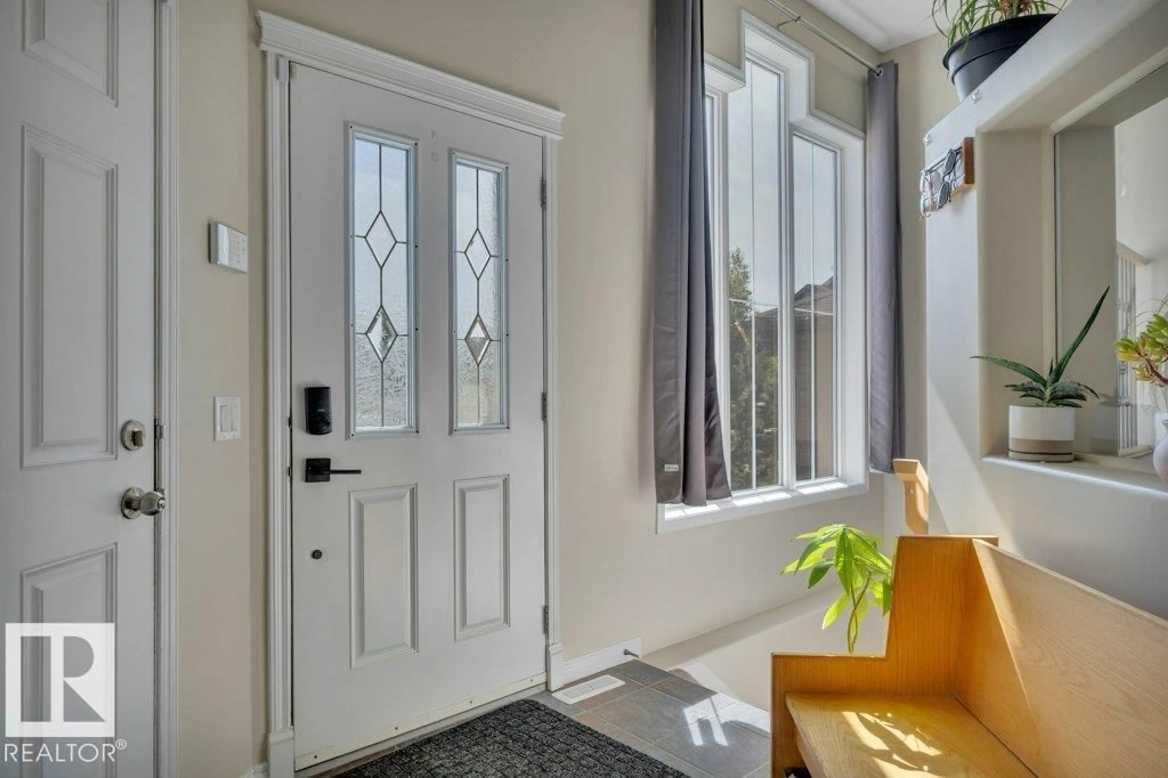 Indoor entryway for 62 NAPLES WY, St. Albert Alberta T8N7G1