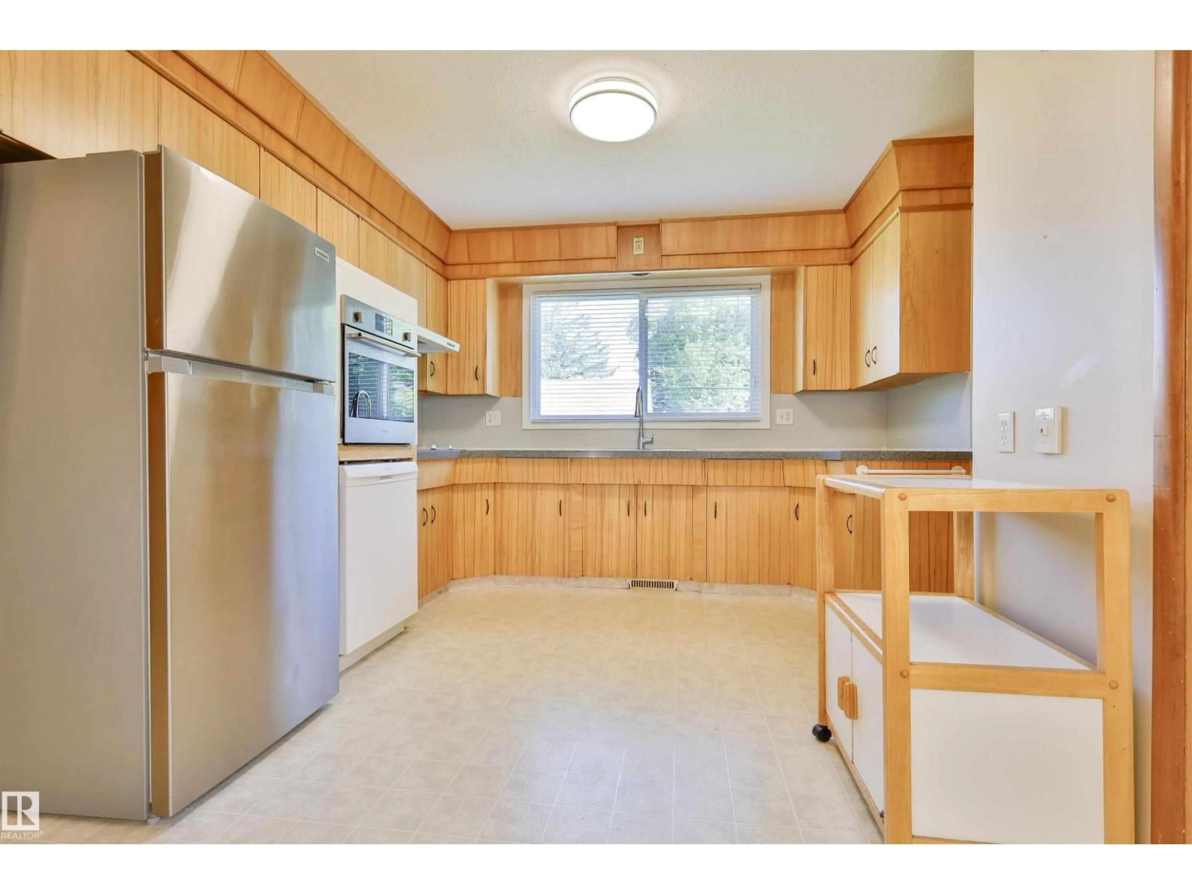 Standard kitchen, unknown for NW - 4015 120 ST, Edmonton Alberta T6J1X7