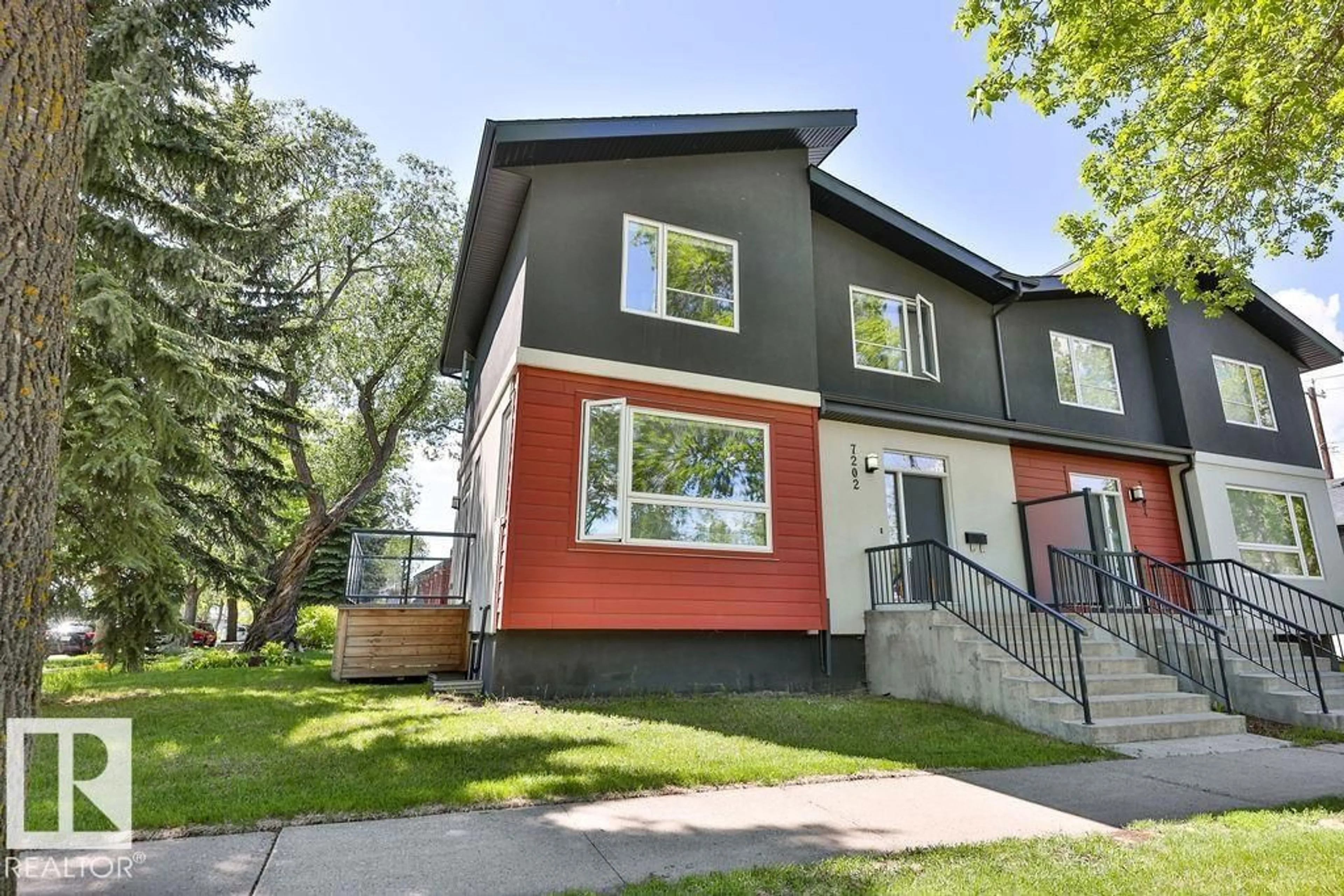 Home with vinyl exterior material, street for 7202 98 ST, Edmonton Alberta T6E0Z1