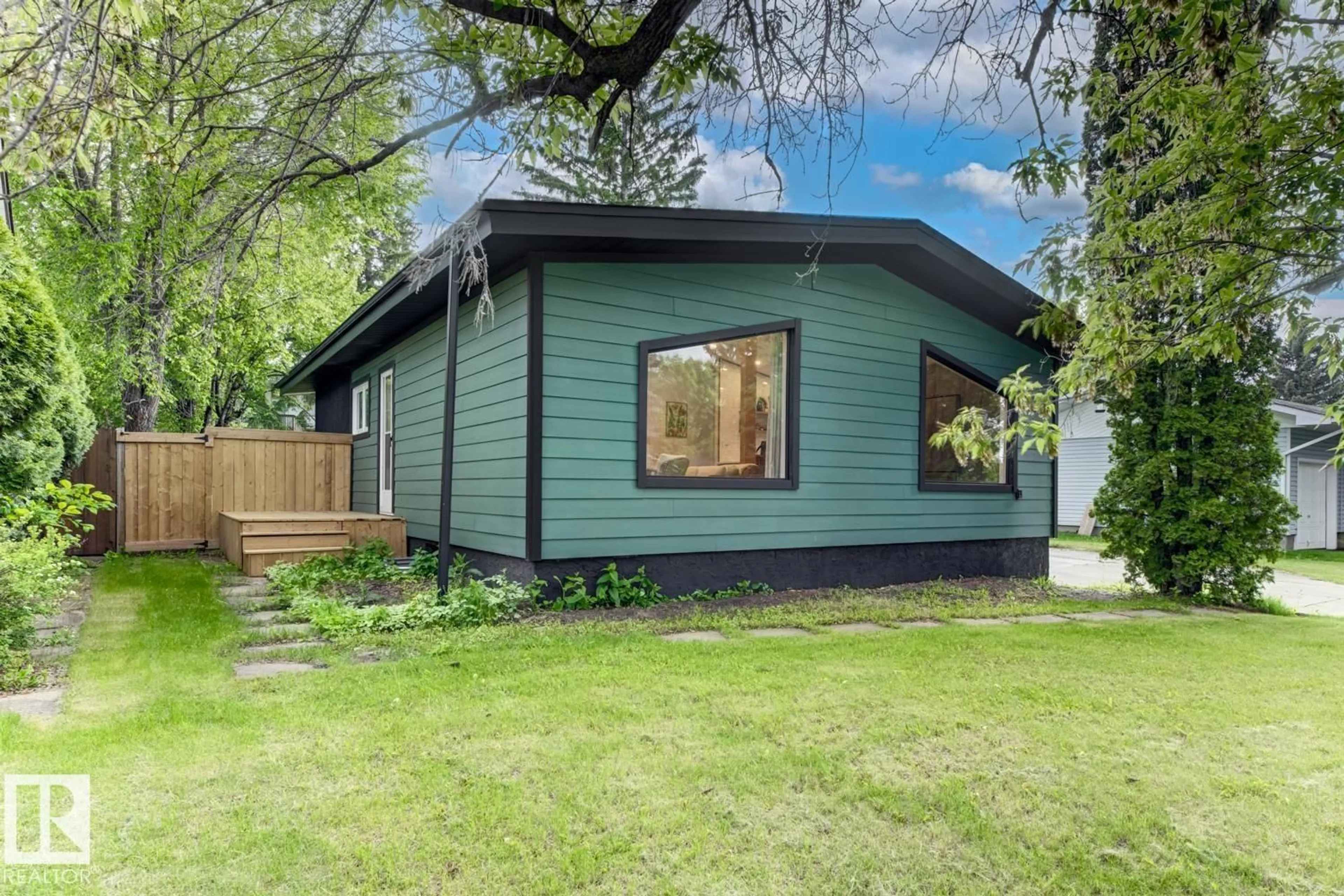 Home with vinyl exterior material, street for 33 HAZEL ST, Sherwood Park Alberta T8H1H7