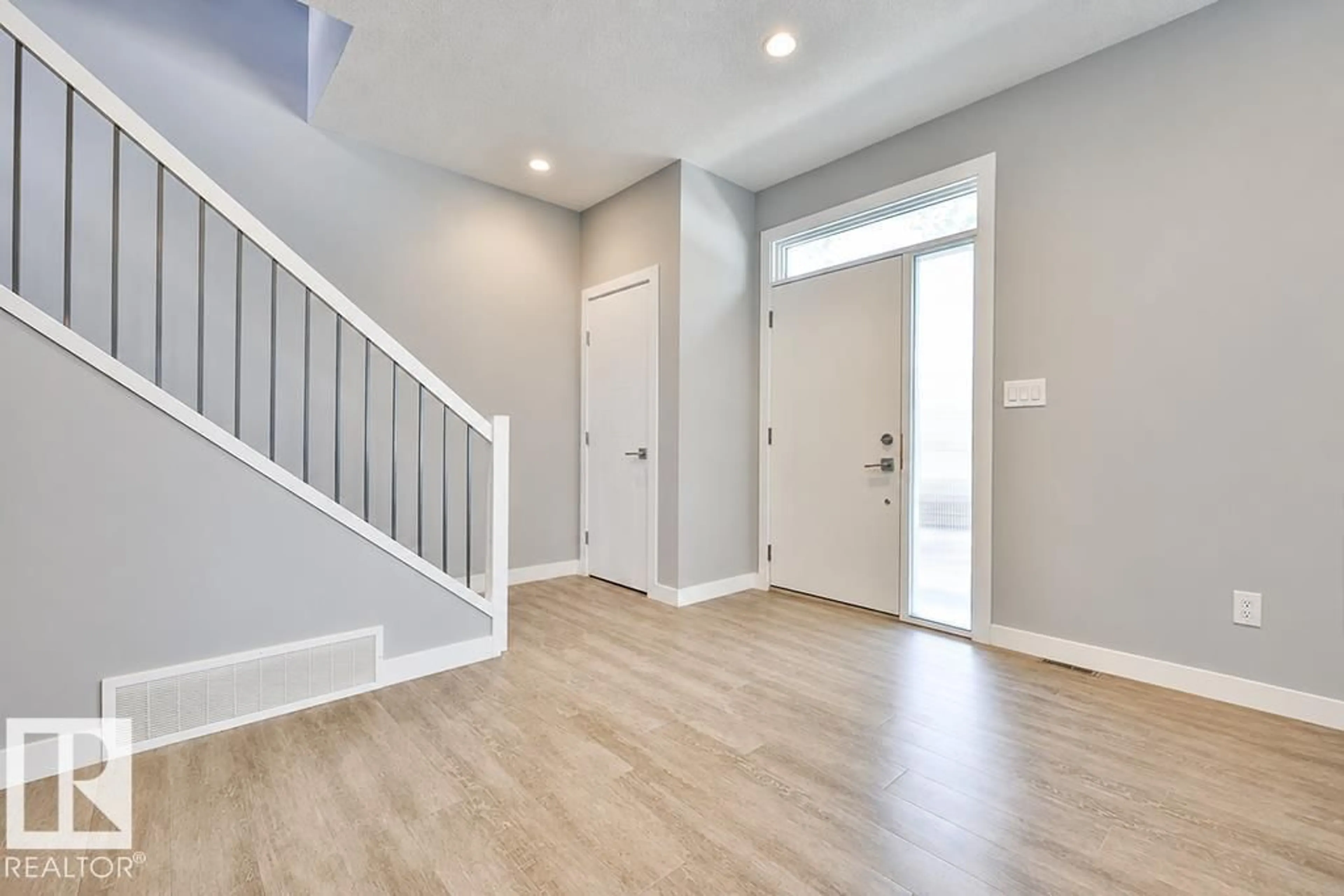 Indoor entryway for NW - 7202/7204 98 ST, Edmonton Alberta T6E0Z1