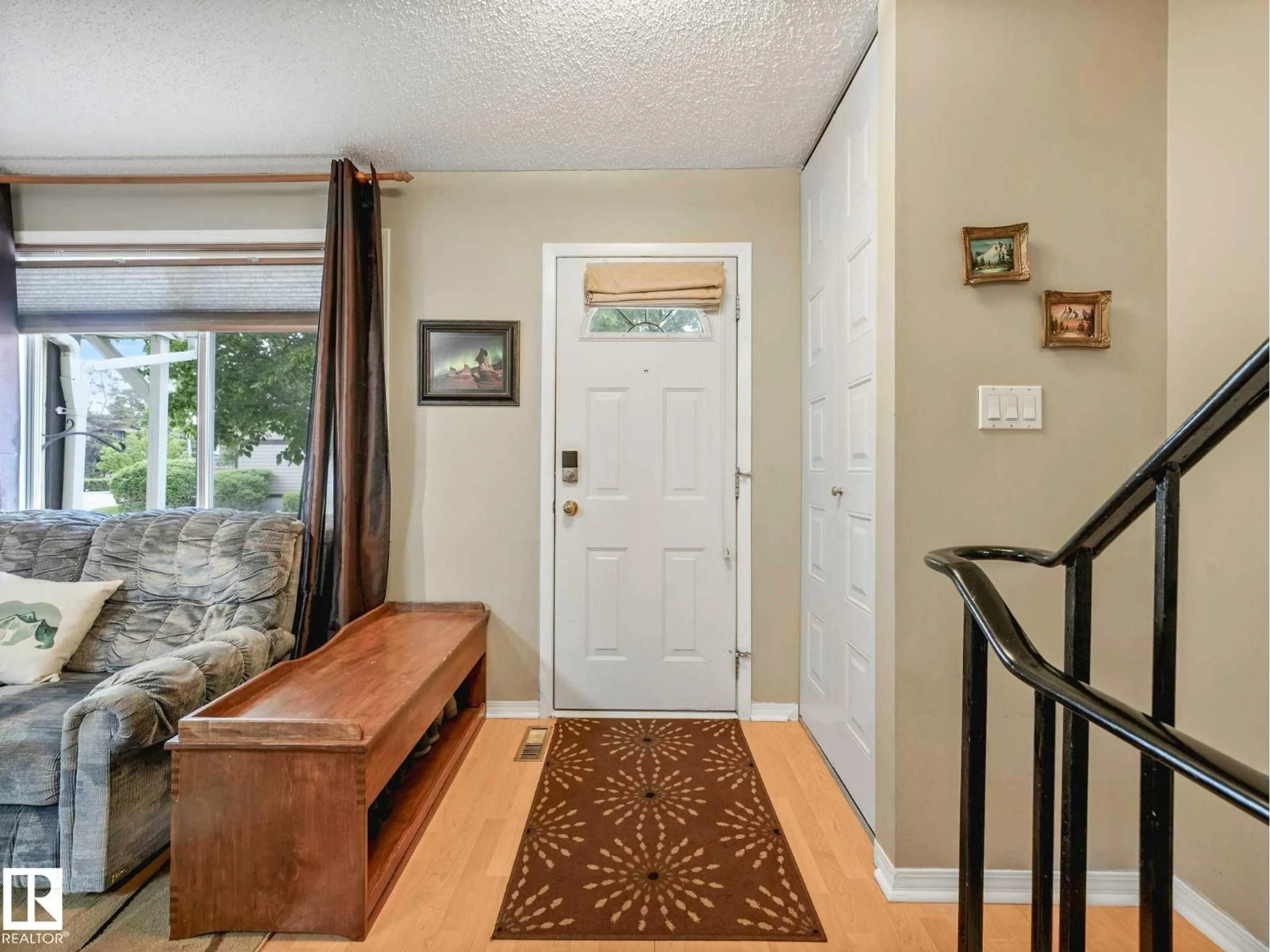 Indoor entryway for 151 TUDOR LN, Edmonton Alberta T5J3T5