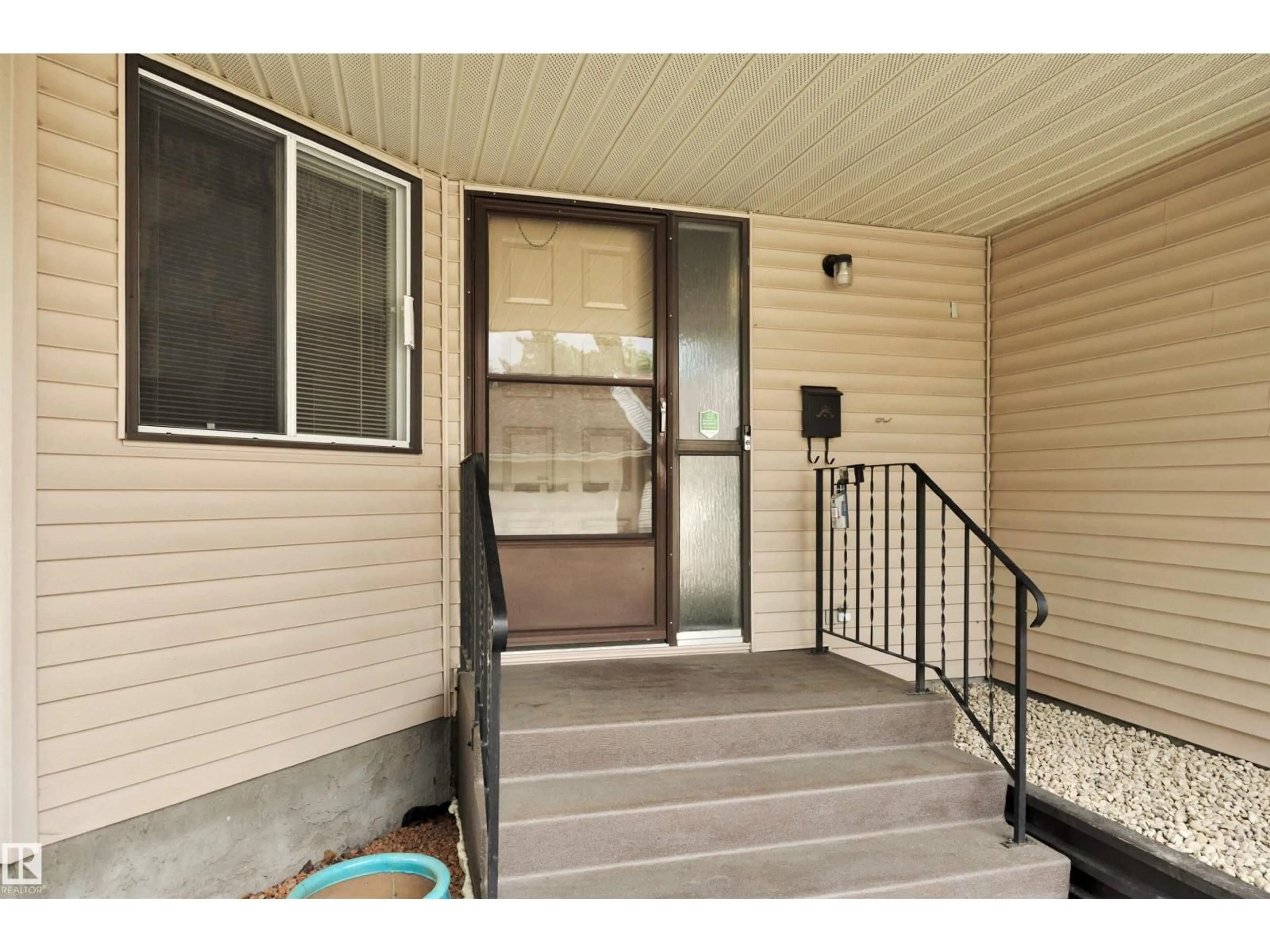 Indoor entryway for 113 OEMING RD, Edmonton Alberta T6R1L9