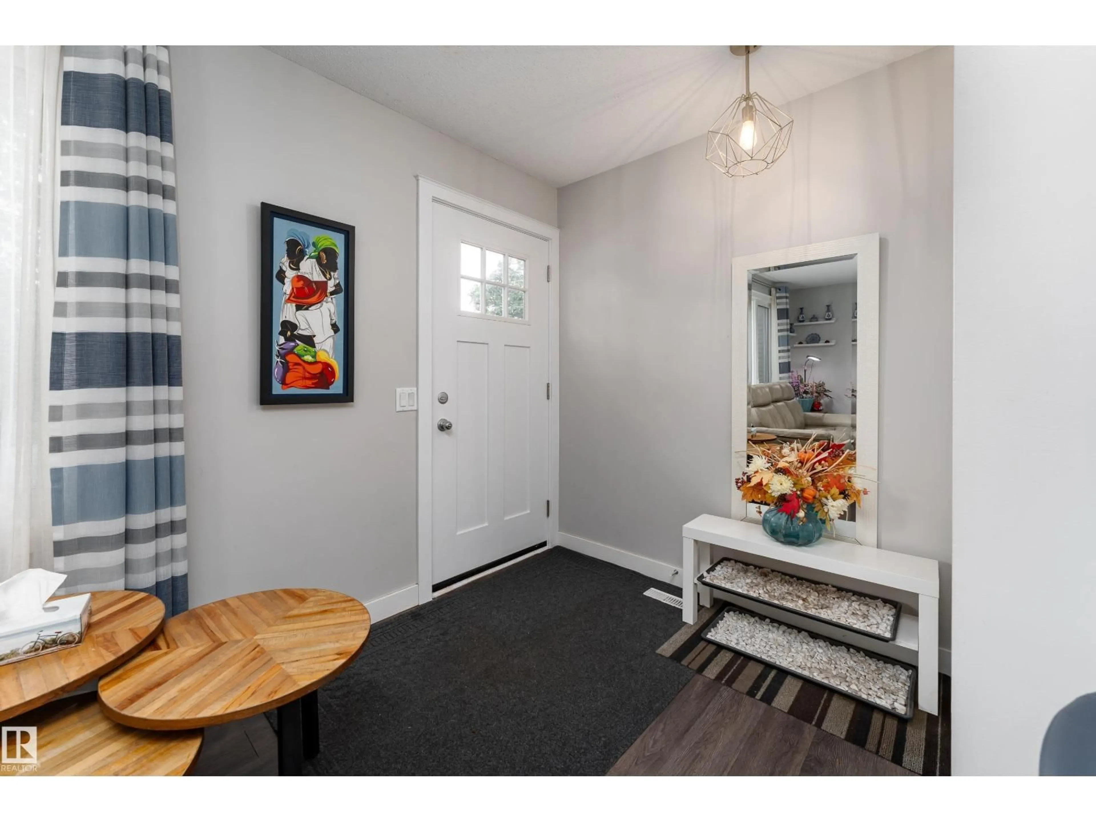 Indoor entryway for 11227 40 AV, Edmonton Alberta T6J0P9