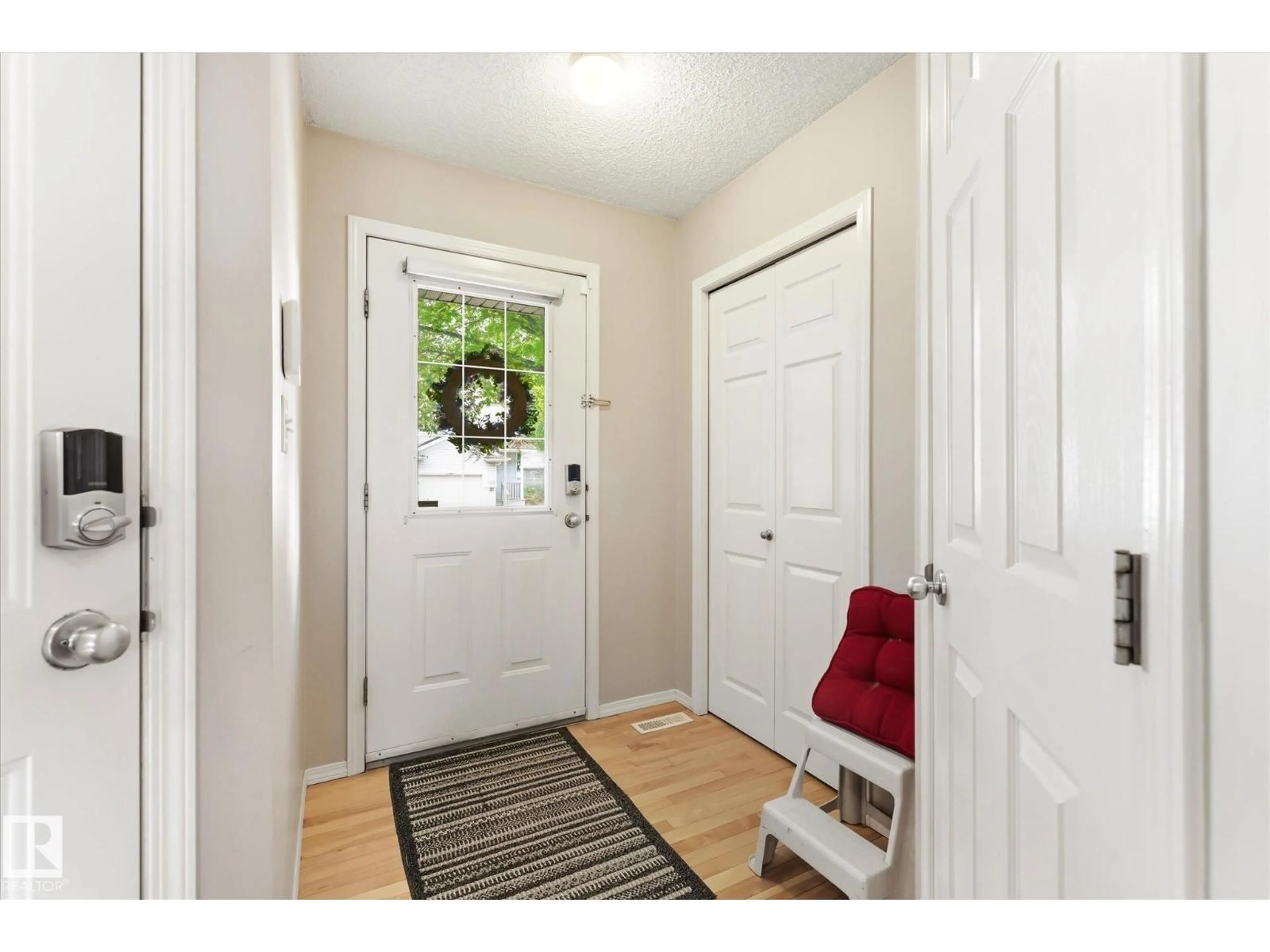 Indoor entryway for #37 - 4020 21 ST, Edmonton Alberta T6T1T8