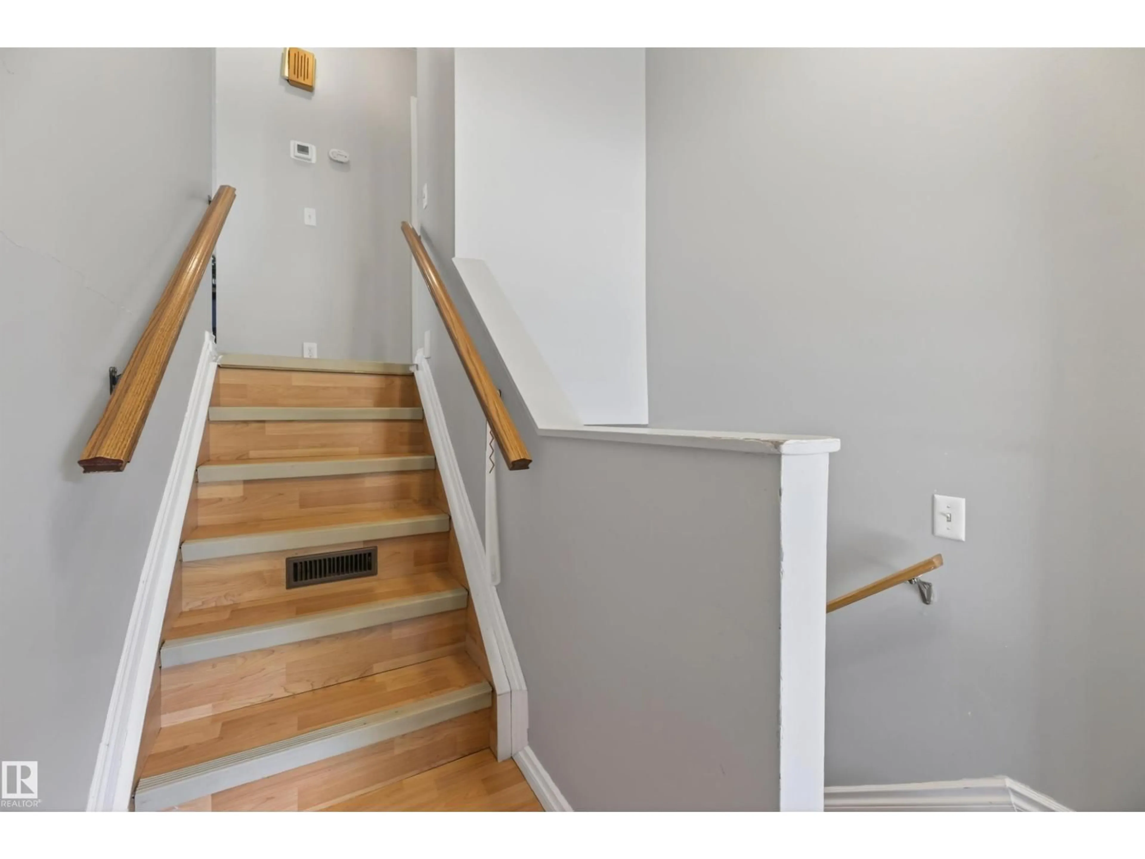 Stairs for 256 WOODBRIDGE WY, Sherwood Park Alberta T8A3Y3
