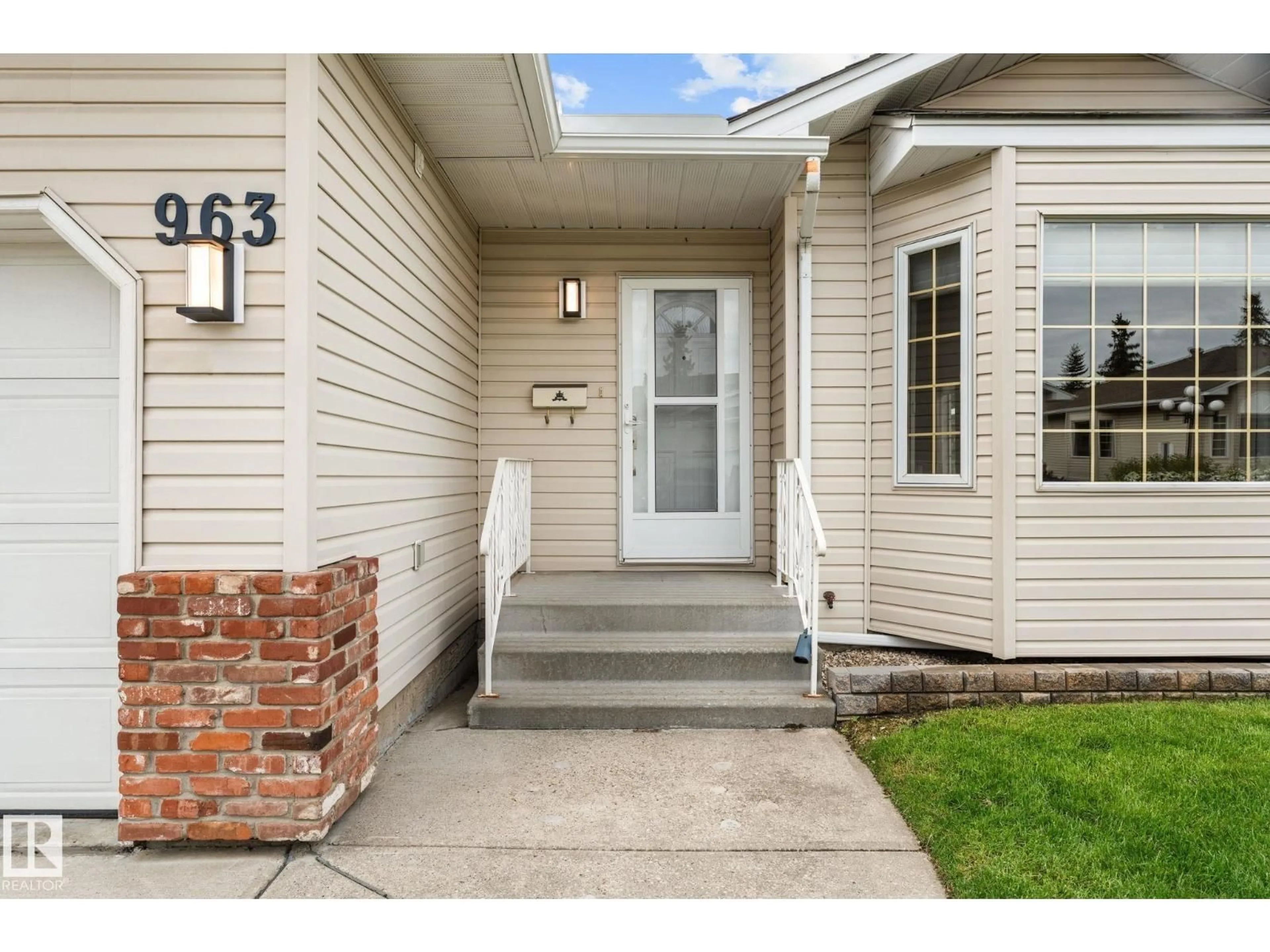 Indoor entryway for 963 YOUVILLE DR W NW, Edmonton Alberta T6L6T2
