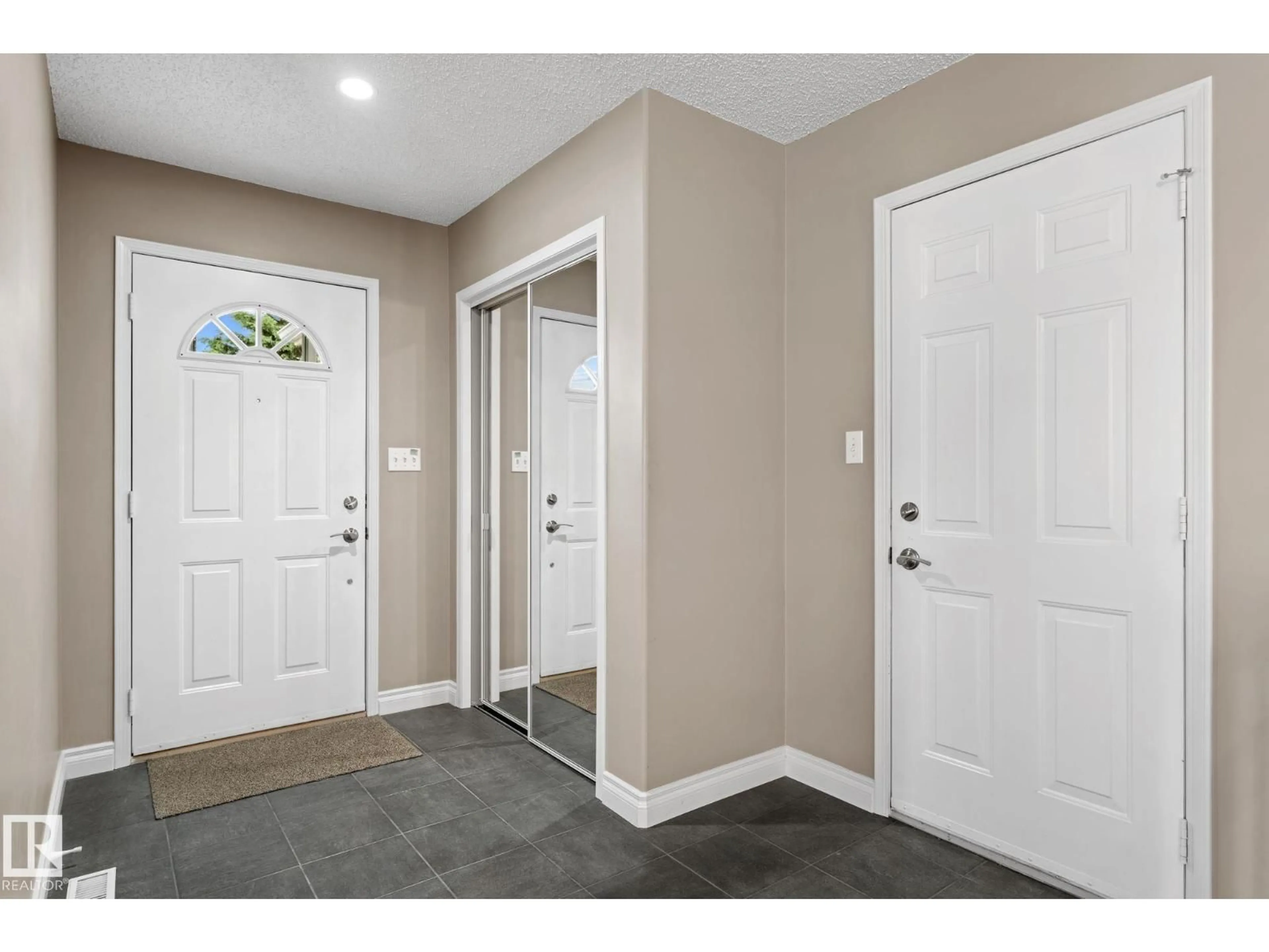 Indoor entryway for 963 YOUVILLE DR W NW, Edmonton Alberta T6L6T2