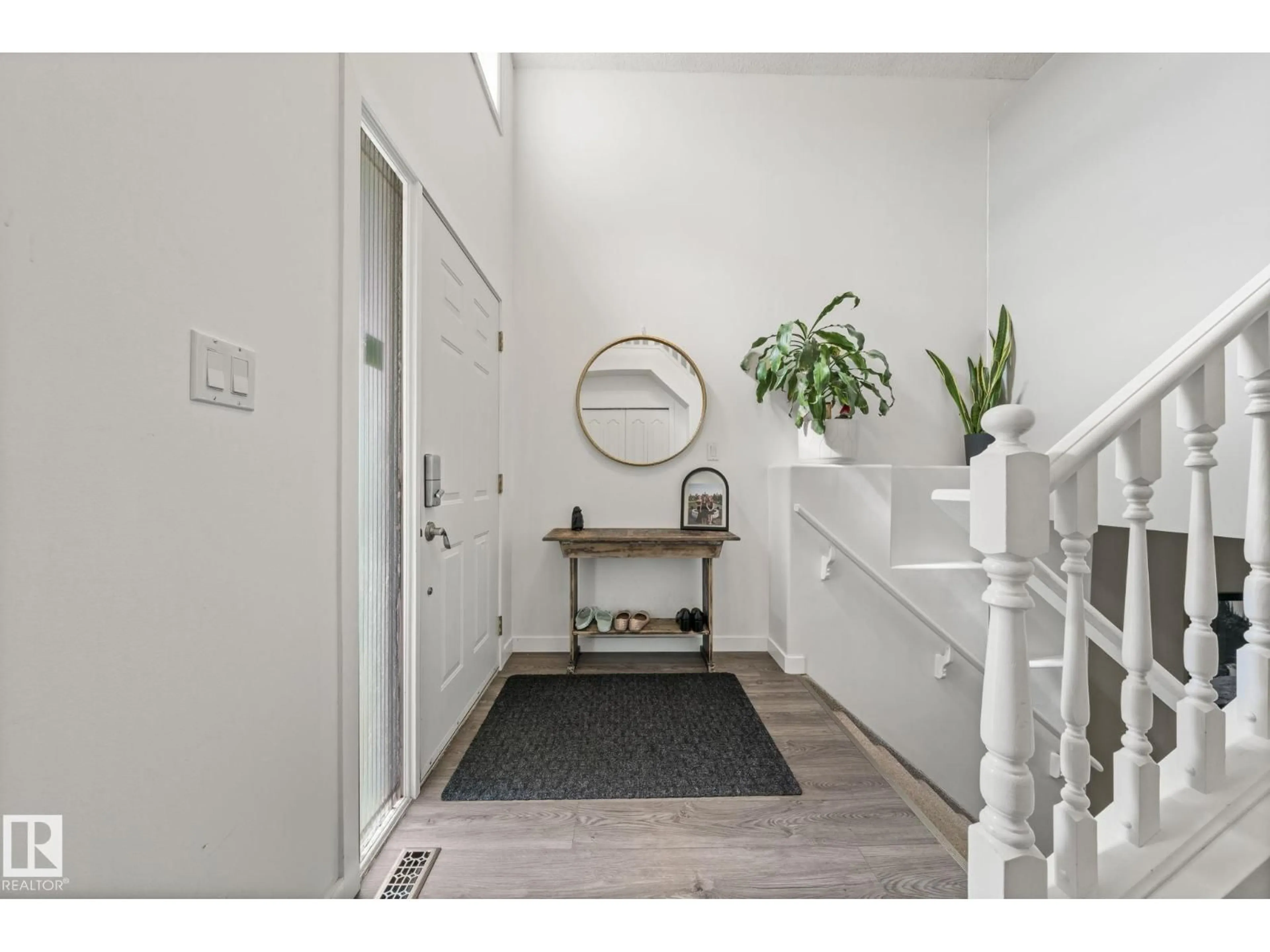 Indoor entryway for 17344 119 ST, Edmonton Alberta T5X6G1