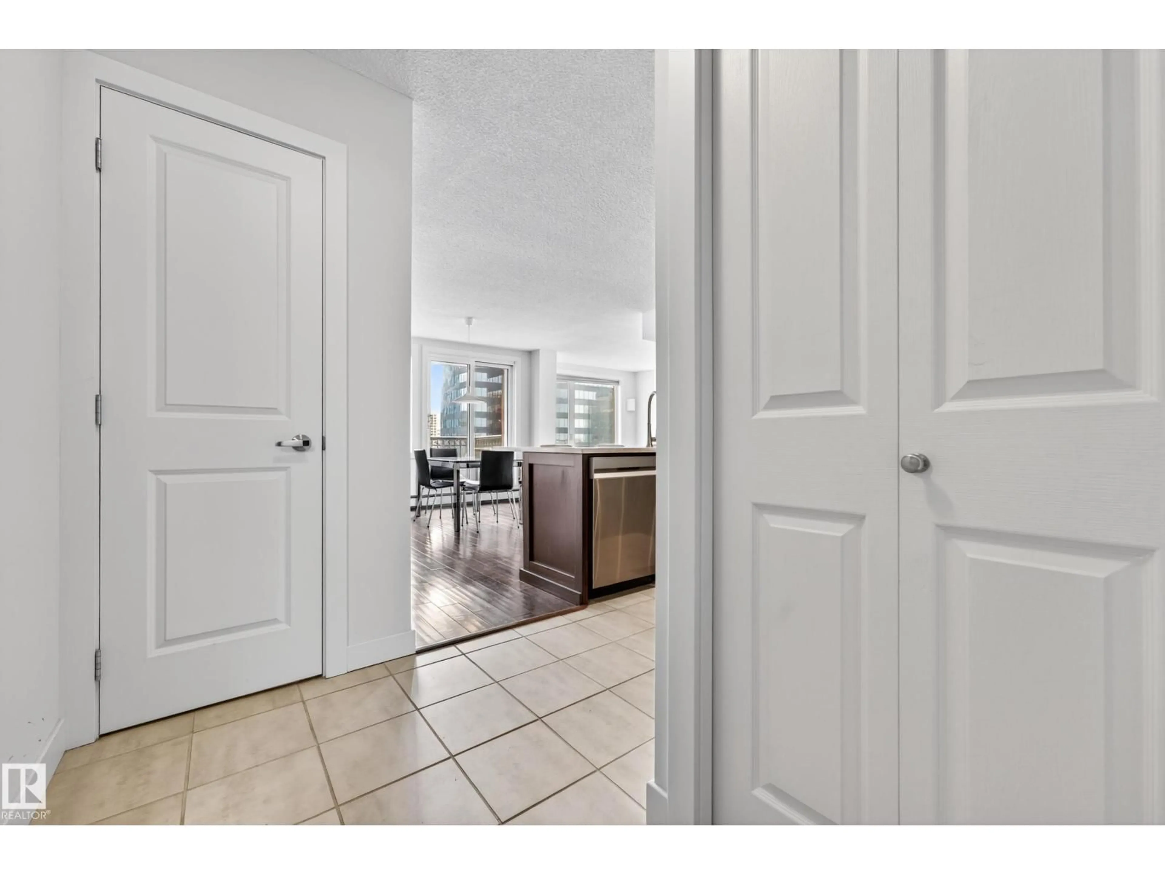 Indoor entryway for 1701 - 10180 104 ST NW, Edmonton Alberta T5J1A7