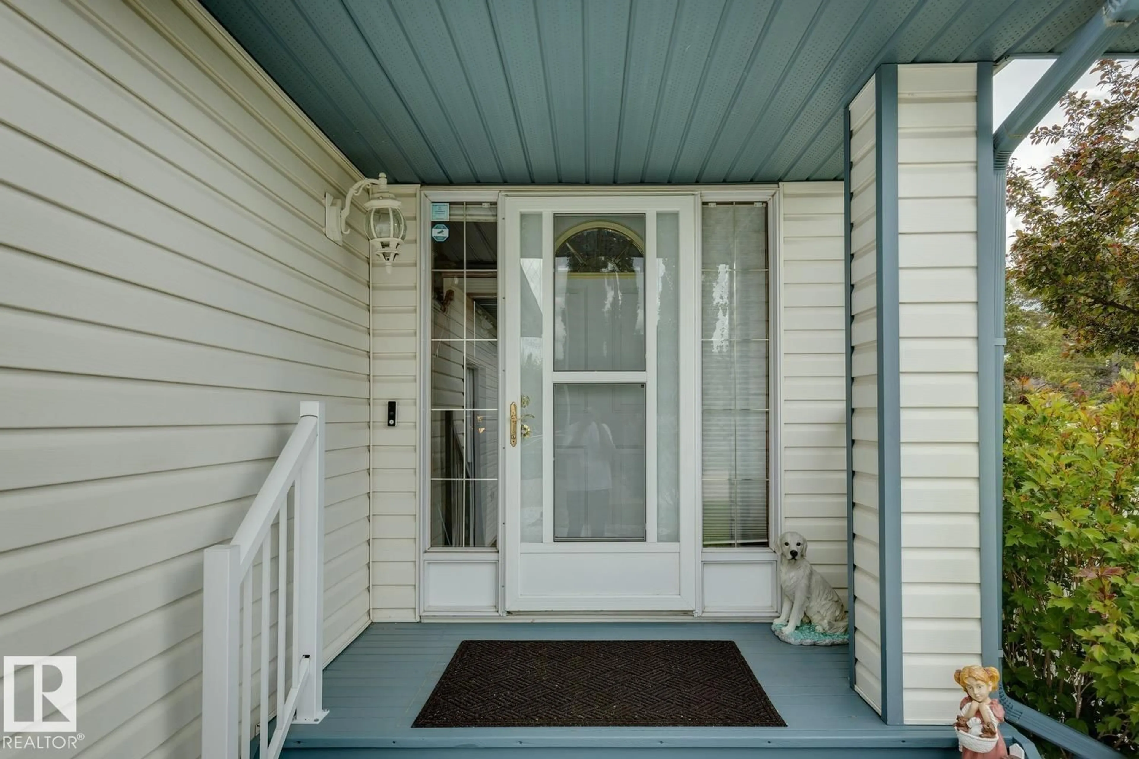 Indoor entryway for 5131 152A AV, Edmonton Alberta T5A5E6