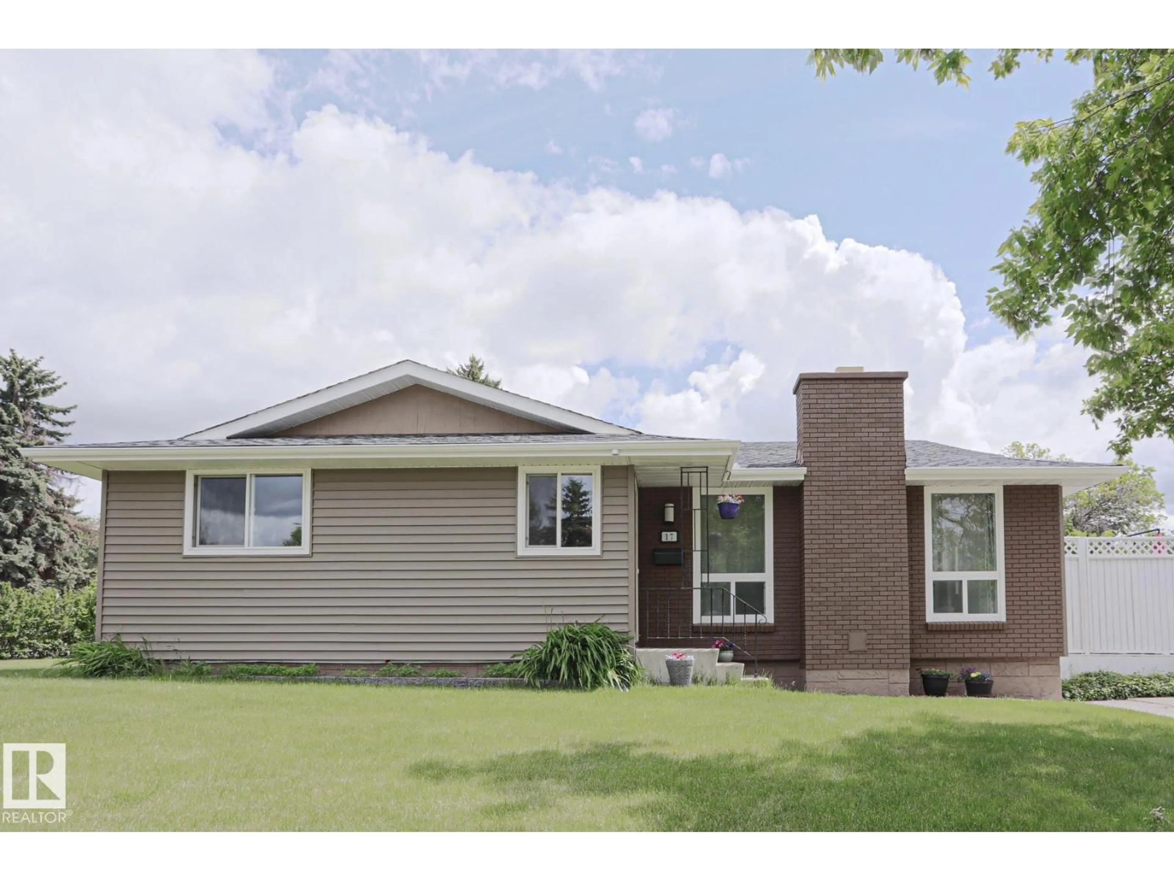 Home with vinyl exterior material, street for 17 GEORGIAN WY, Sherwood Park Alberta T8A2T8