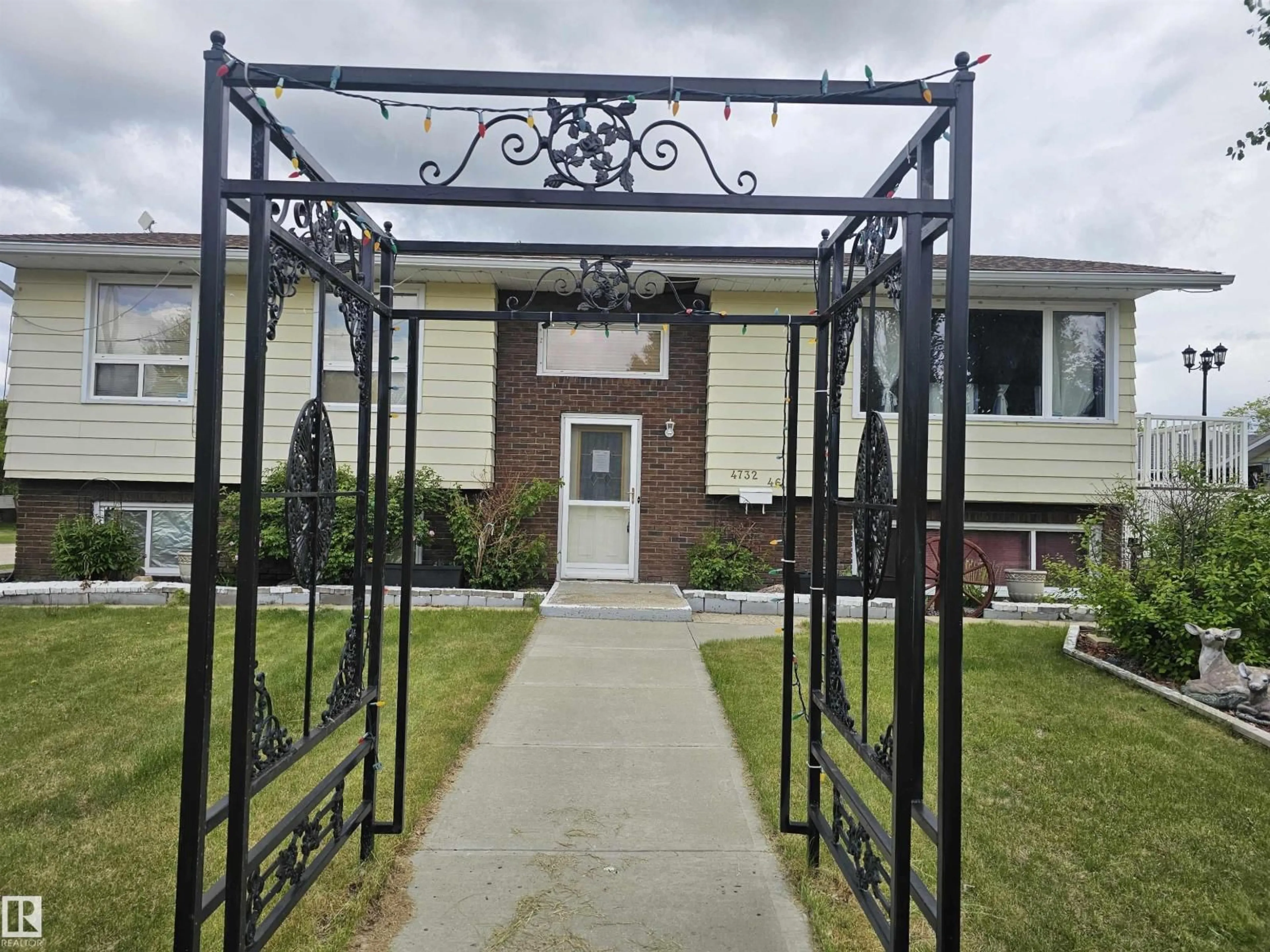 Indoor entryway for 4732 46 ST, Onoway Alberta T0E1V0