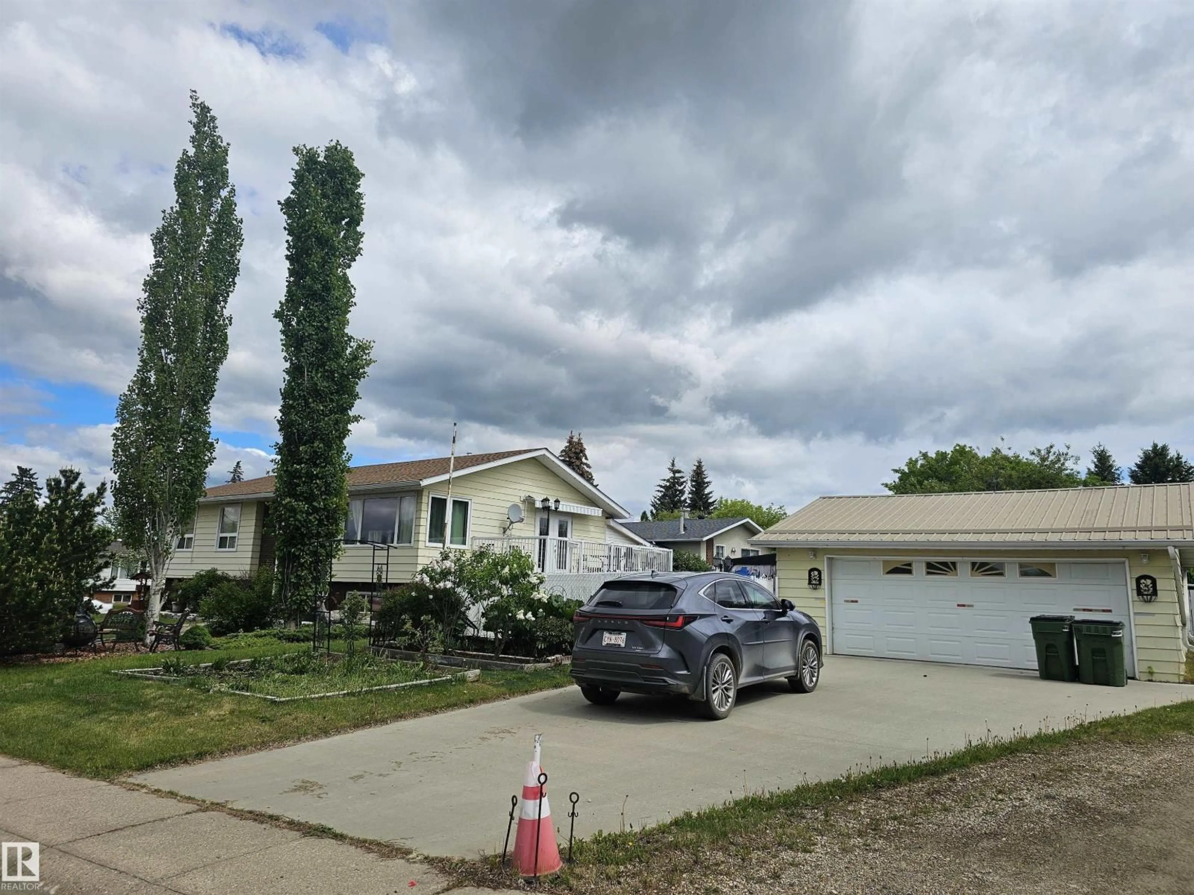 A pic from outside/outdoor area/front of a property/back of a property/a pic from drone, street for 4732 46 ST, Onoway Alberta T0E1V0