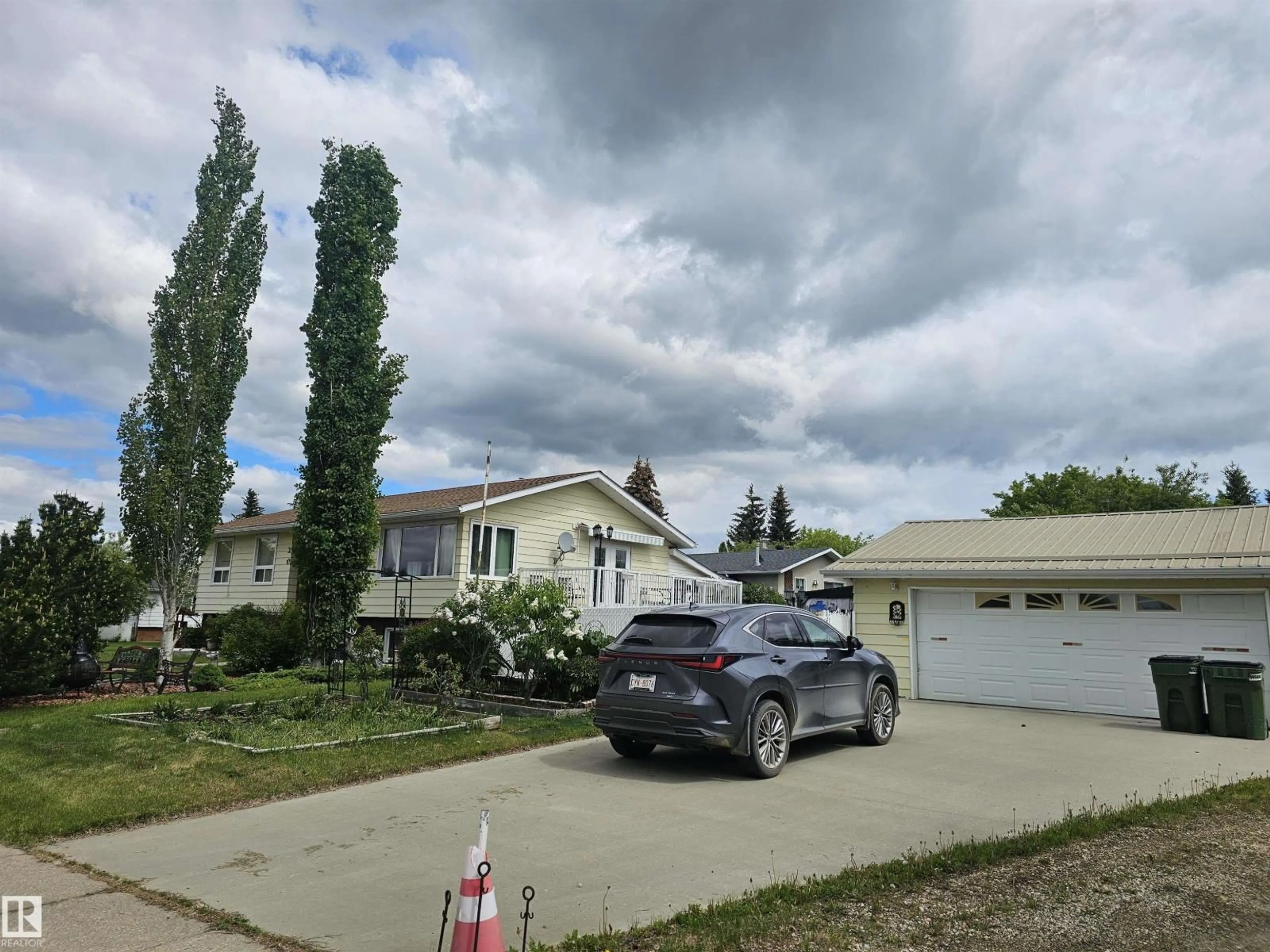 A pic from outside/outdoor area/front of a property/back of a property/a pic from drone, street for 4732 46 ST, Onoway Alberta T0E1V0