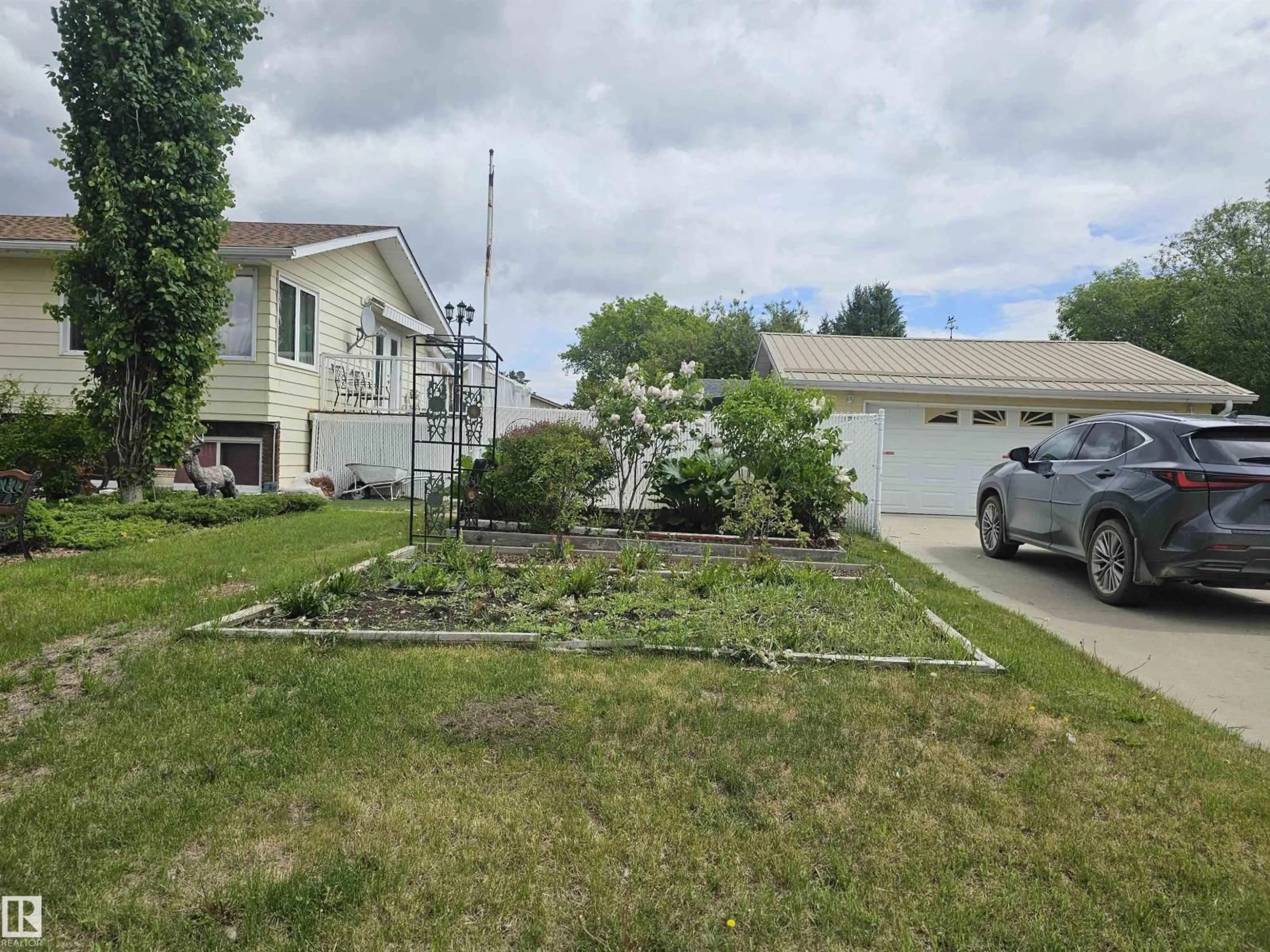 A pic from outside/outdoor area/front of a property/back of a property/a pic from drone, street for 4732 46 ST, Onoway Alberta T0E1V0
