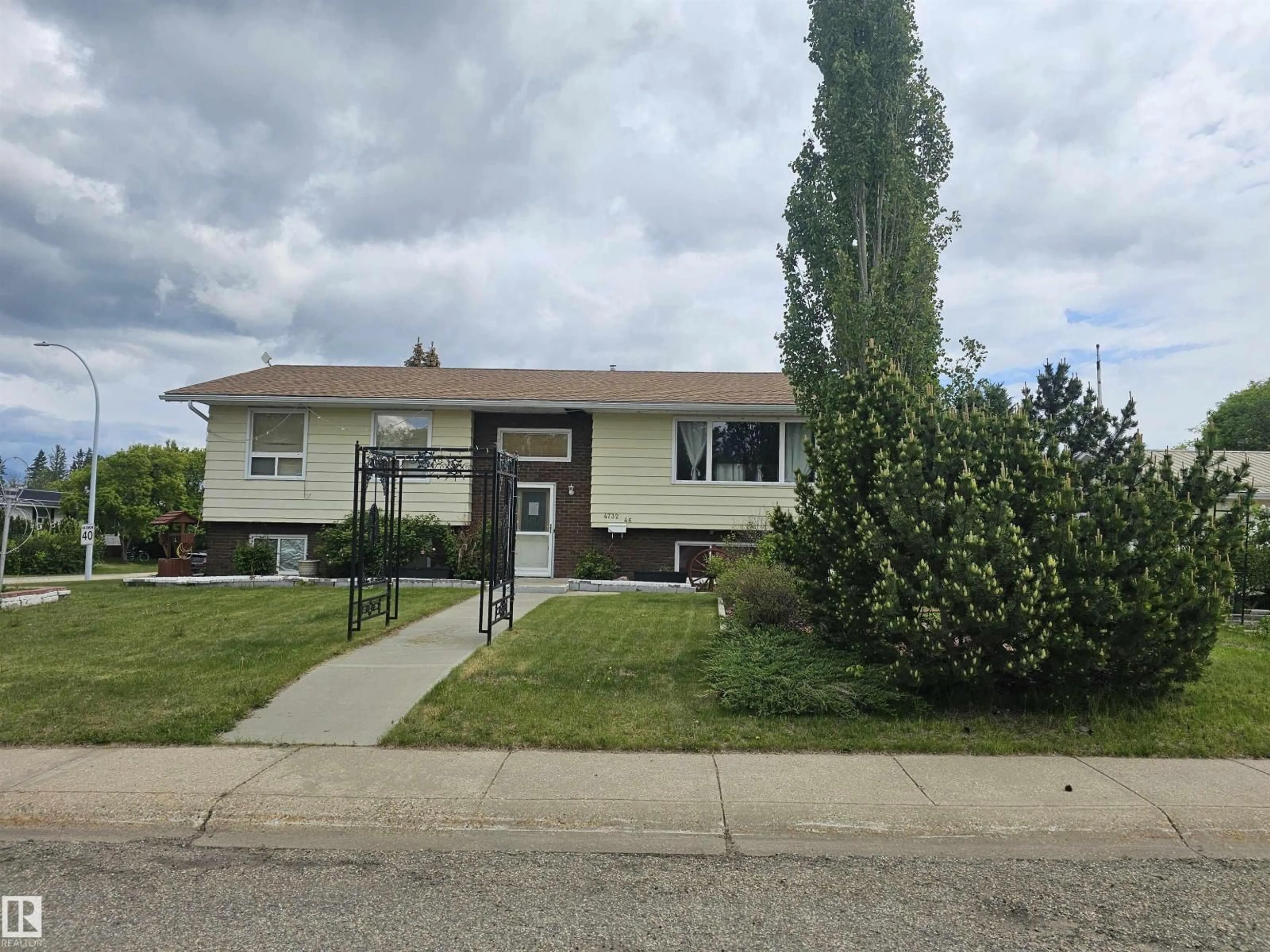 Home with vinyl exterior material, street for 4732 46 ST, Onoway Alberta T0E1V0