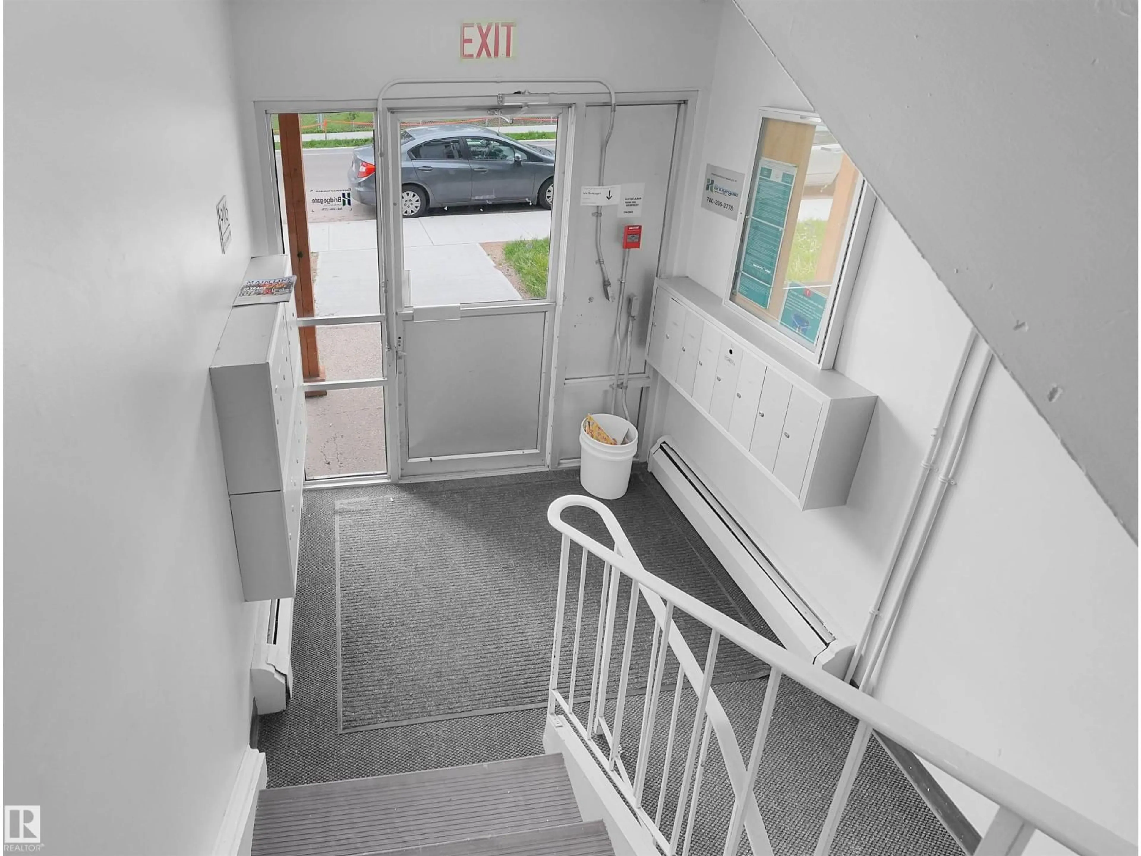Indoor foyer for #204 - 9116 106 AV NW, Edmonton Alberta T5H0M9