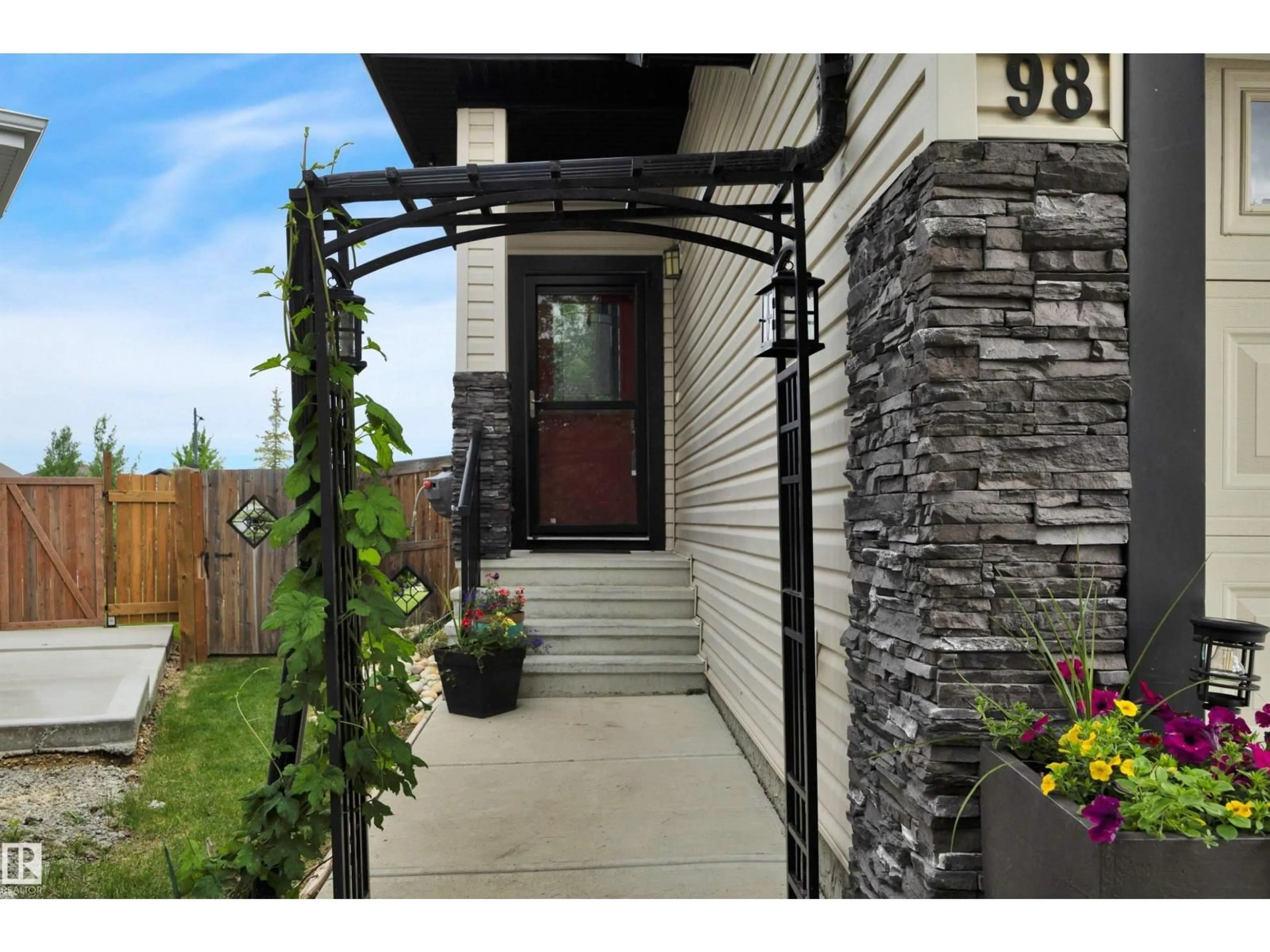 Indoor entryway for 98 SANDALWOOD PL, Leduc Alberta T9E1C4