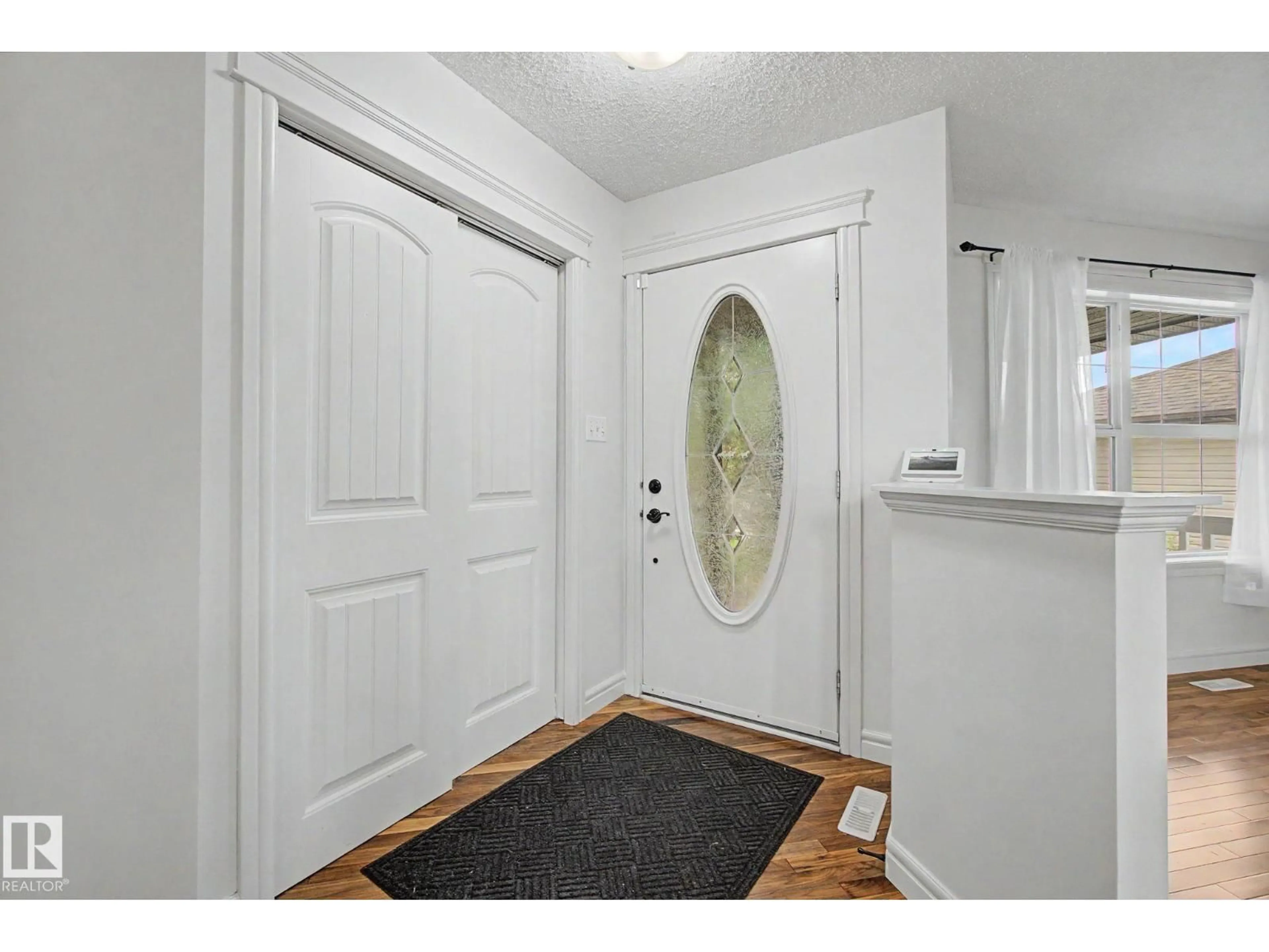 Indoor entryway for 7365 SINGER WY, Edmonton Alberta T6R3S1