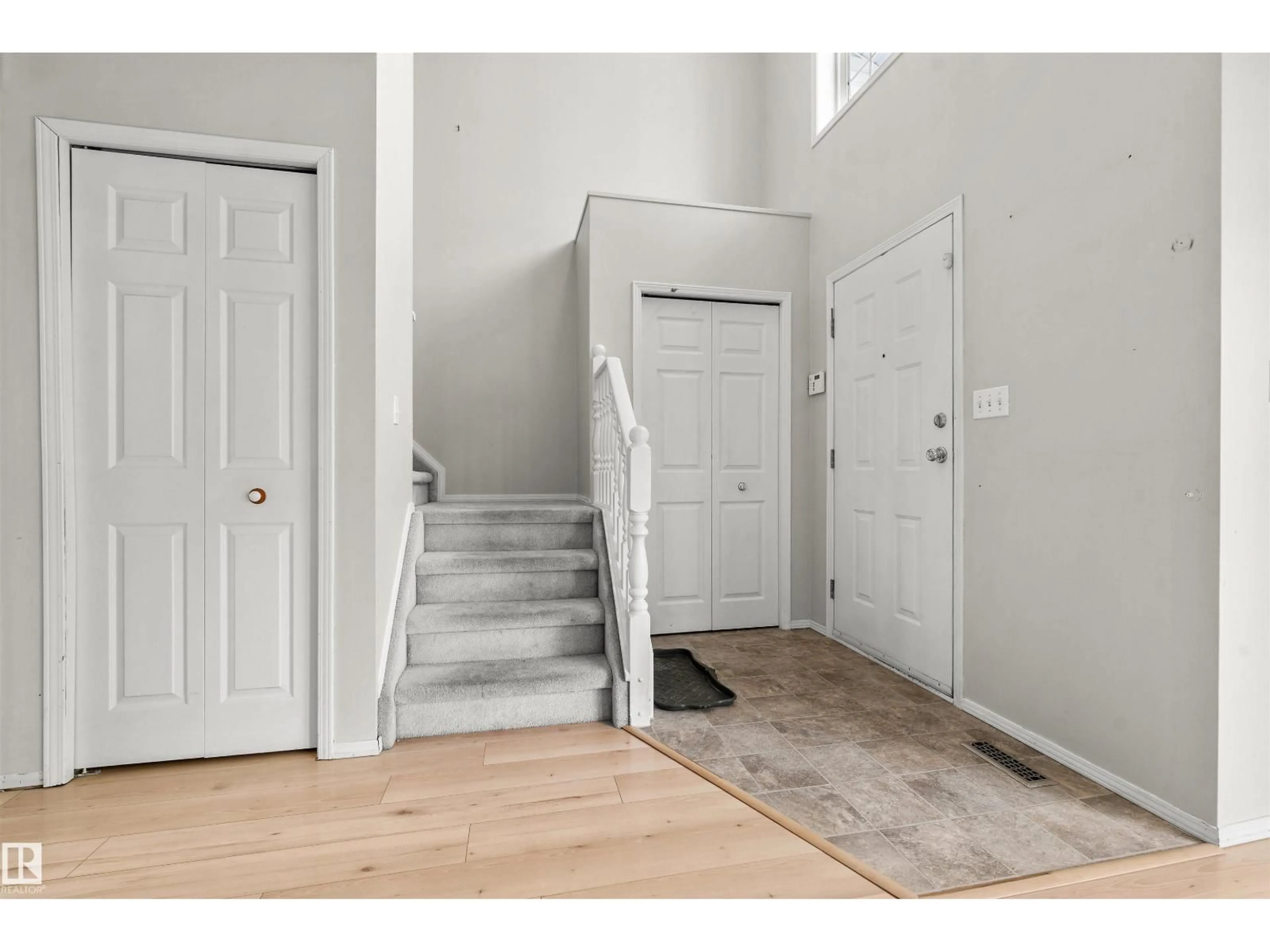 Indoor entryway for #32 - 3311 58 ST NW, Edmonton Alberta T6L6X3