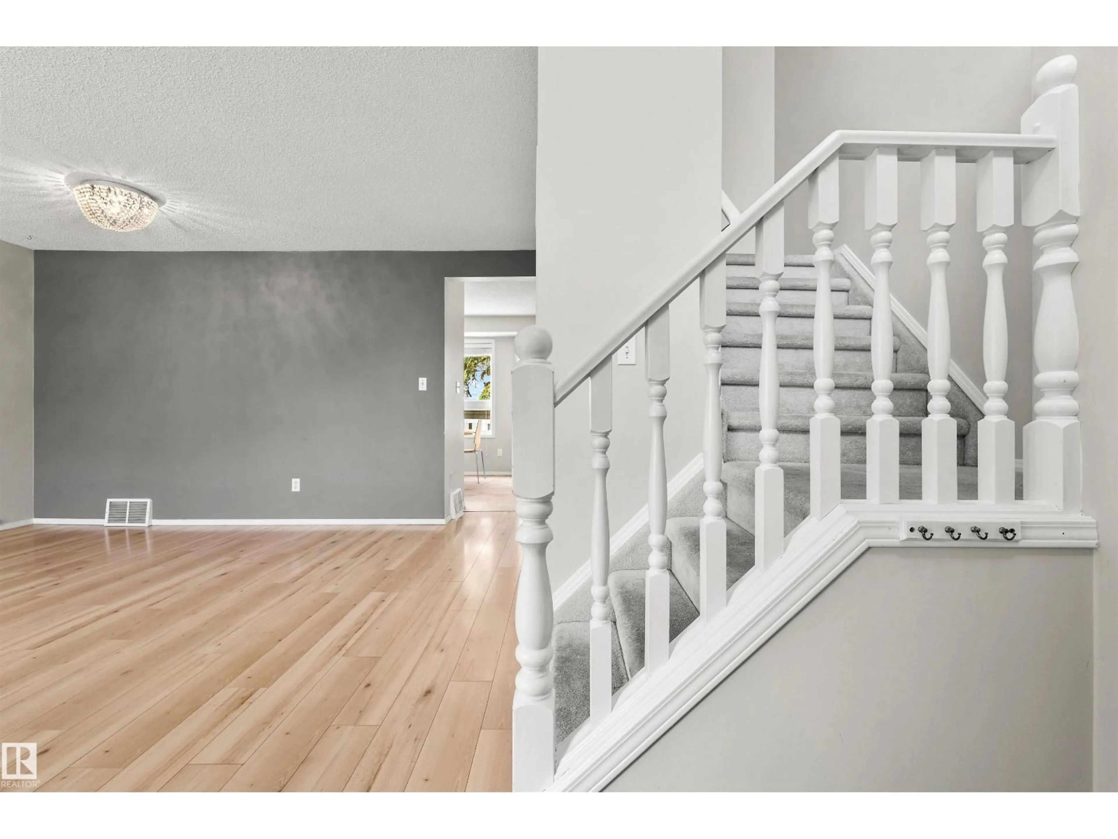 Indoor entryway for #32 - 3311 58 ST NW, Edmonton Alberta T6L6X3