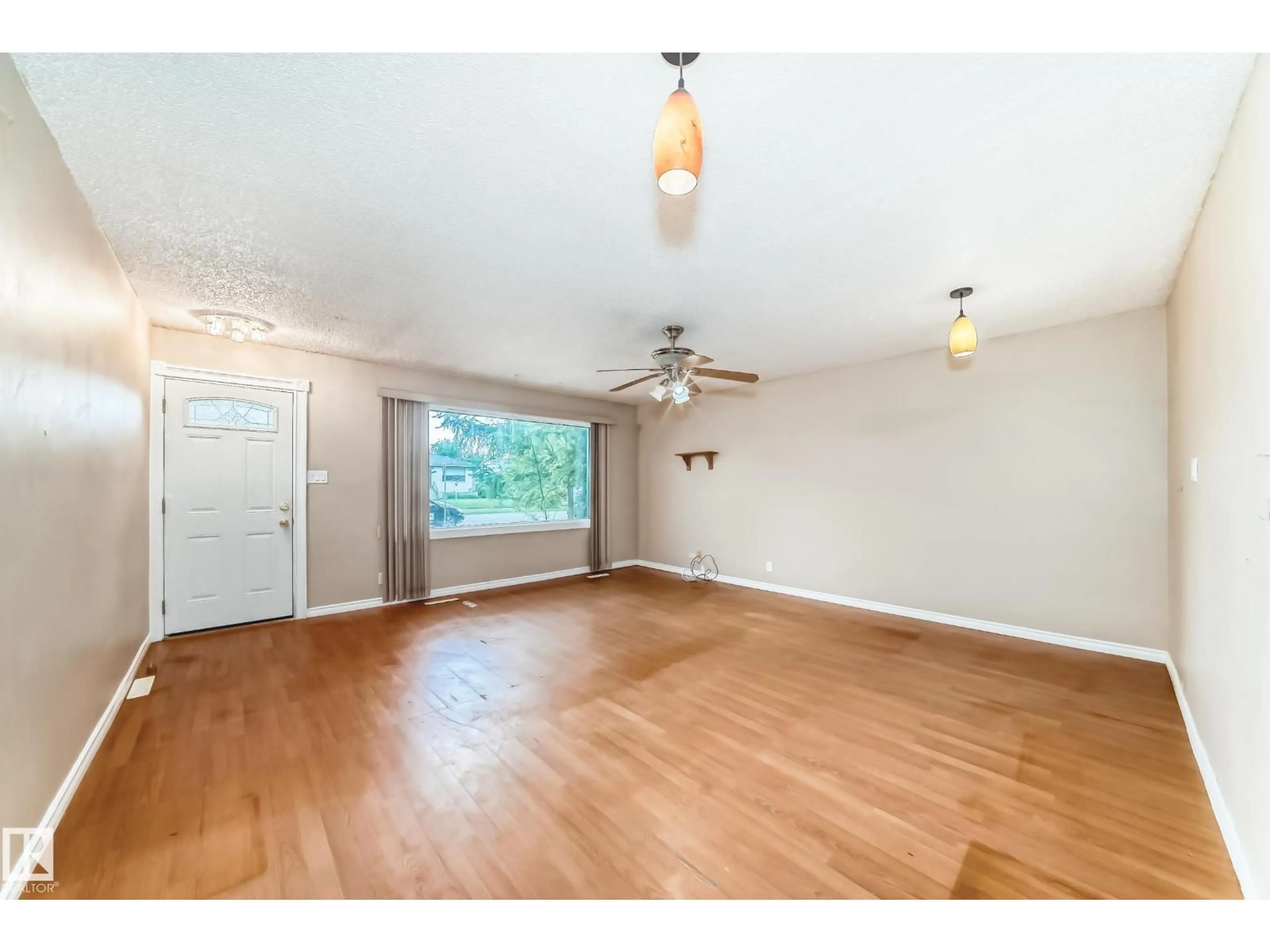 A pic of a room for 13215 132 AV, Edmonton Alberta T5L3R4