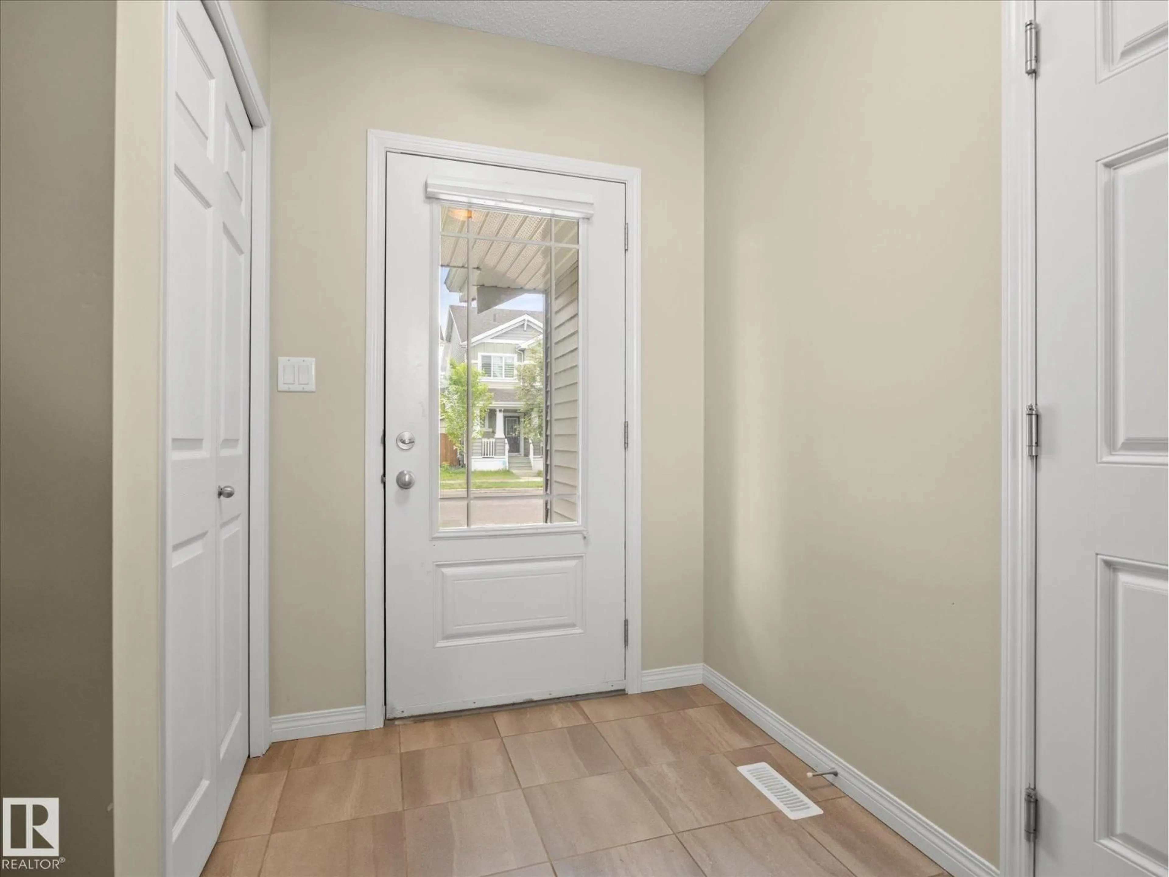 Indoor entryway for 2762 COUGHLAN GREEN GR, Edmonton Alberta T6W3N9