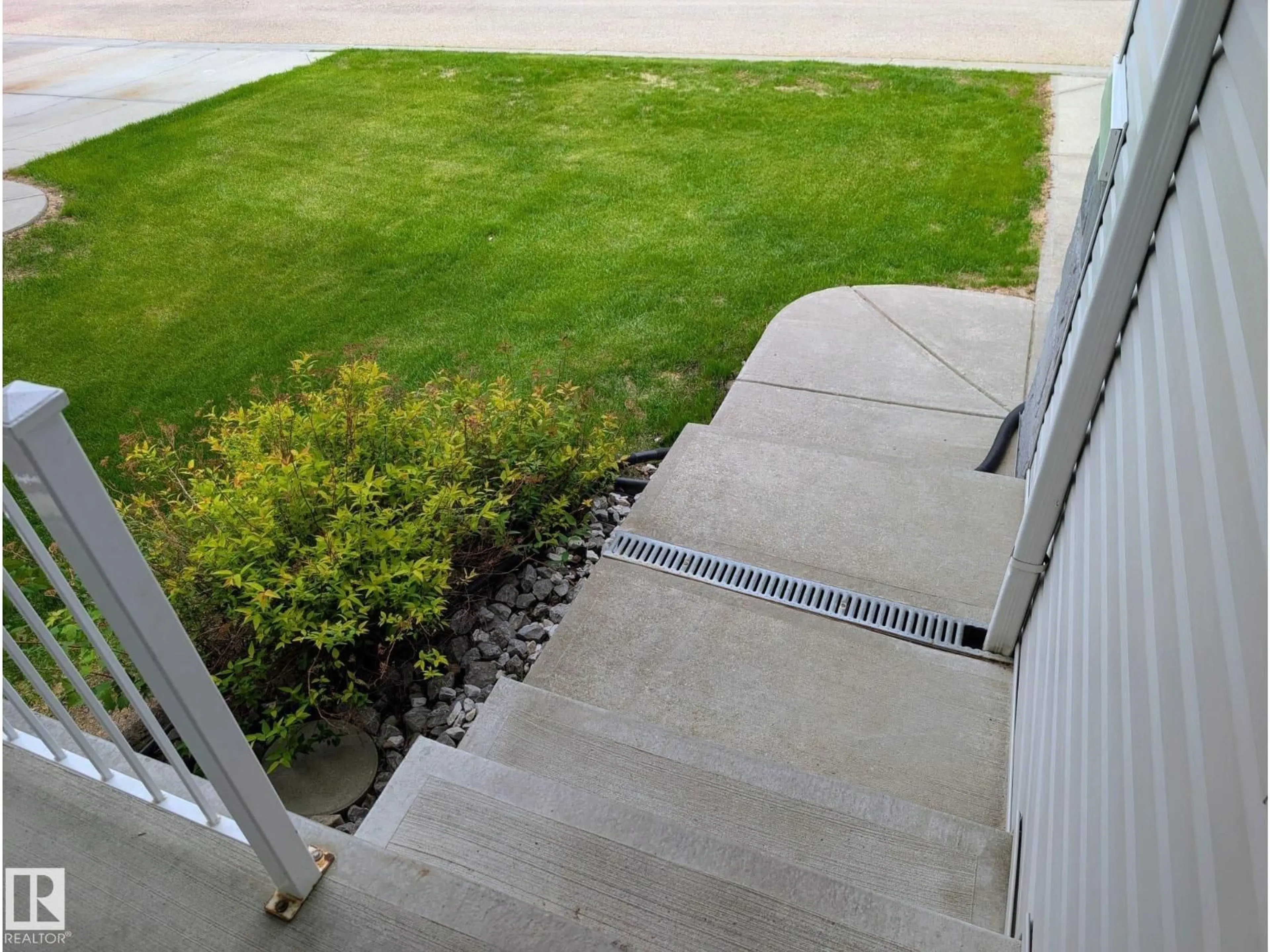 A pic from outside/outdoor area/front of a property/back of a property/a pic from drone, street for 287 - 62 MACEWAN RD, Edmonton Alberta T6W1T4