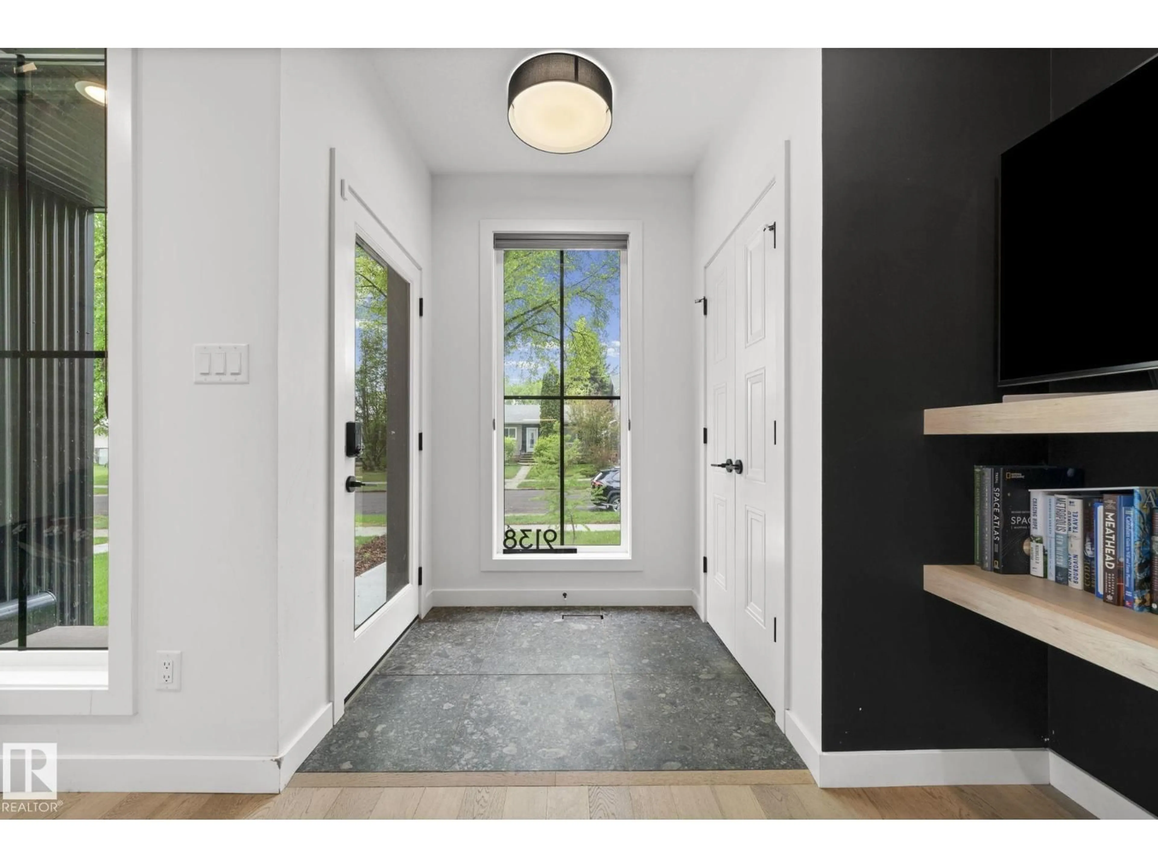 Indoor entryway for 9138 71 AV, Edmonton Alberta T6E0N8